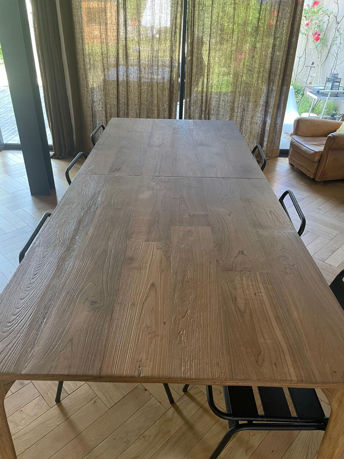 Beautiful extendable teak dining table. It is brand new (purchased