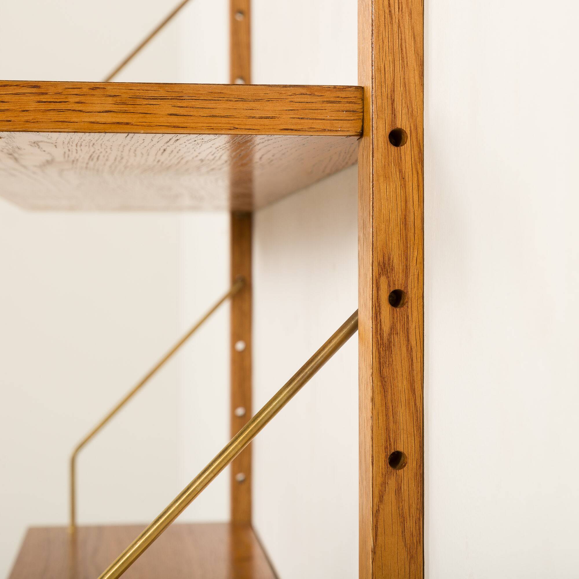 Étagère scandinave des années 60 en chêne doré.