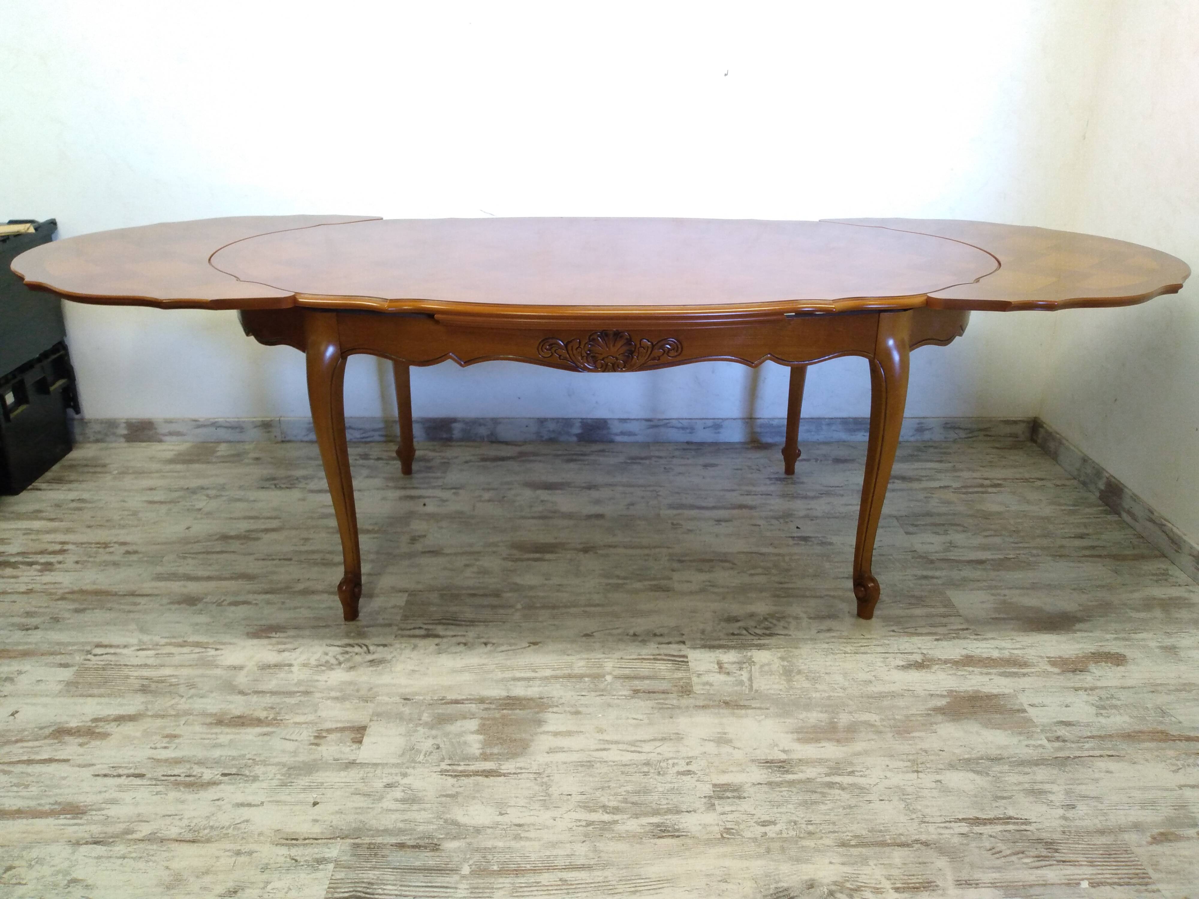 Regency style table with integrated extensions