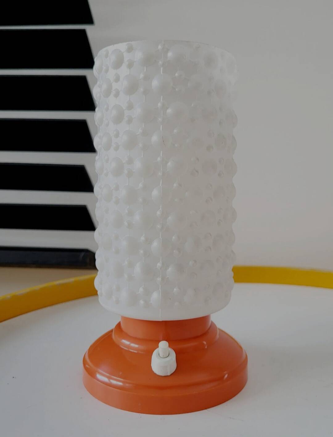 Vintage tafellamp met oranje kunststof voet en glazen kapje uit de jaren 60