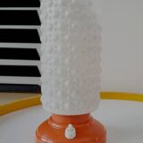 Vintage tafellamp met oranje kunststof voet en glazen kapje uit de jaren 60