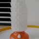 Vintage tafellamp met oranje kunststof voet en glazen kapje uit de jaren 60