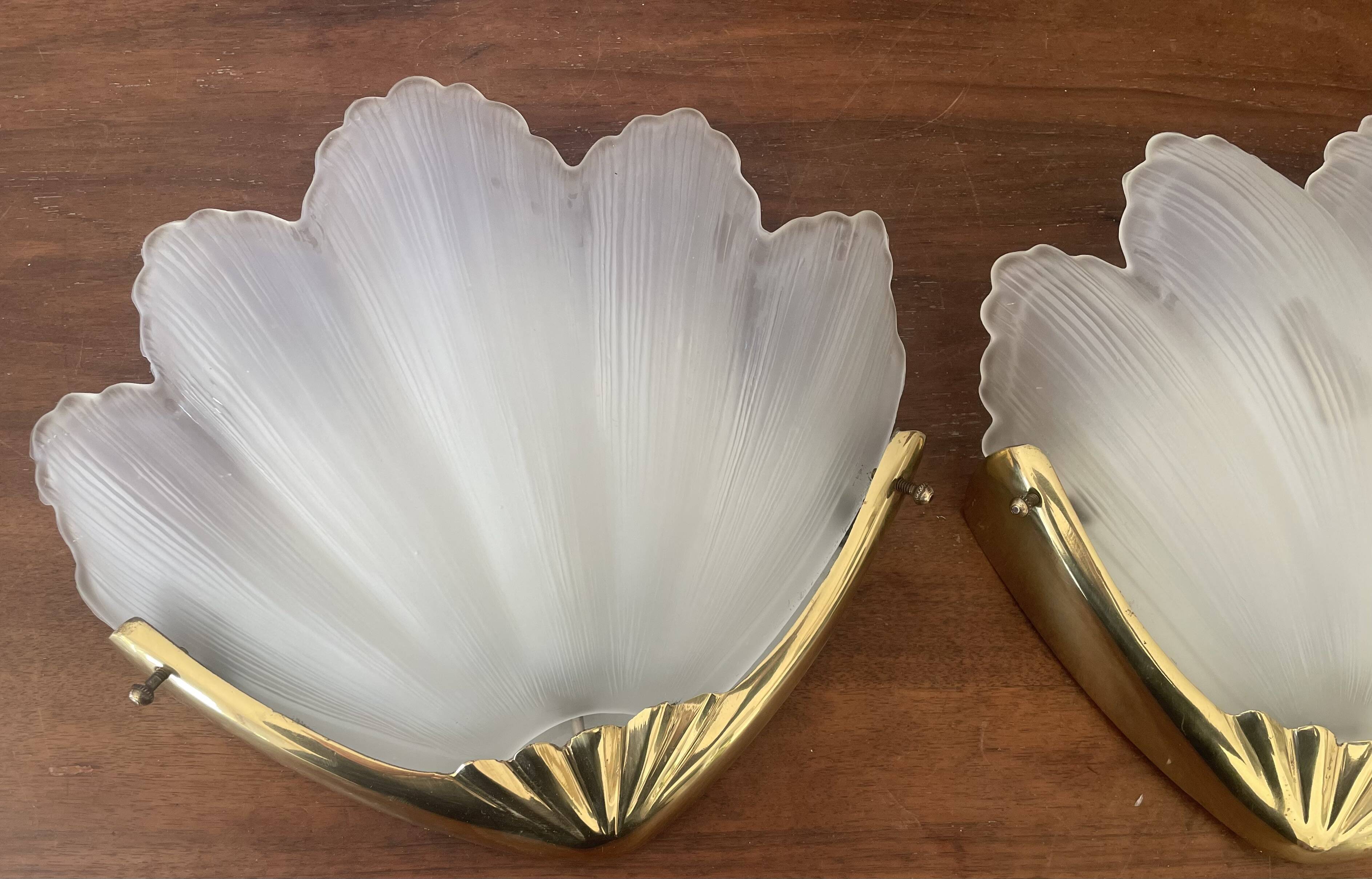 Paire d’appliques vintage en verre dépoli et laiton