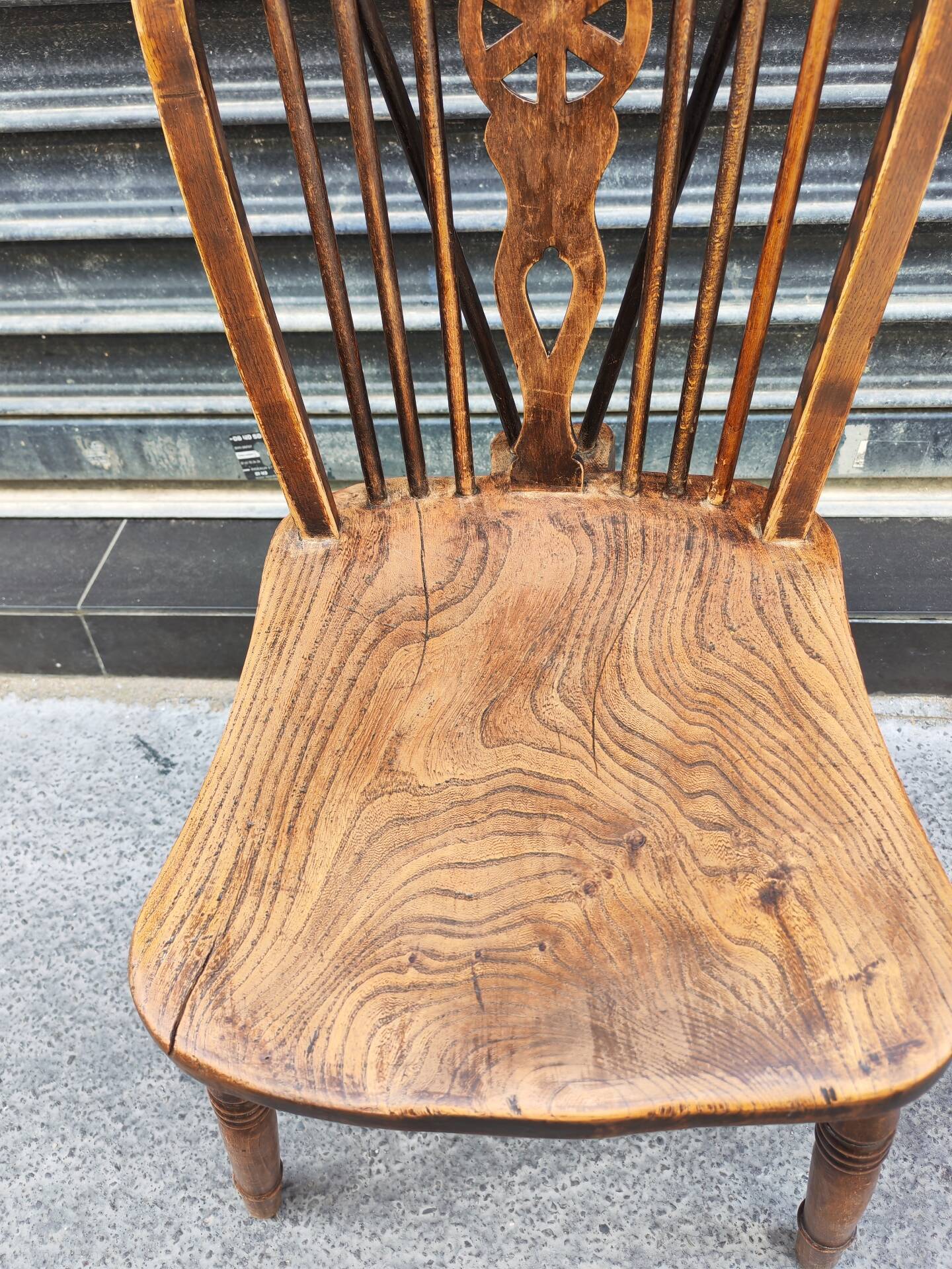 Ancienne chaise Windsor en orme massif. 