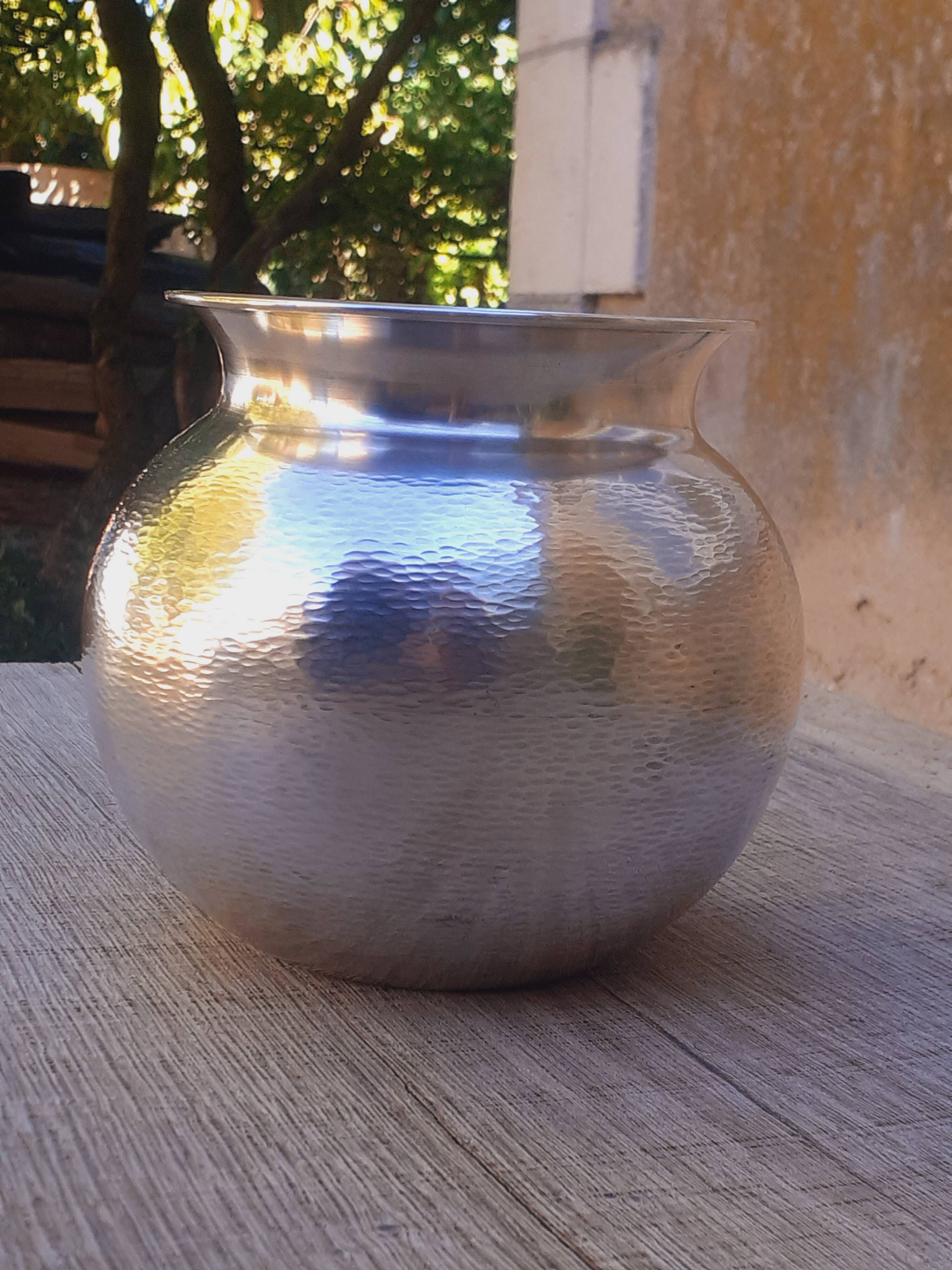 Vase boule style Art Déco en argent massif martelé