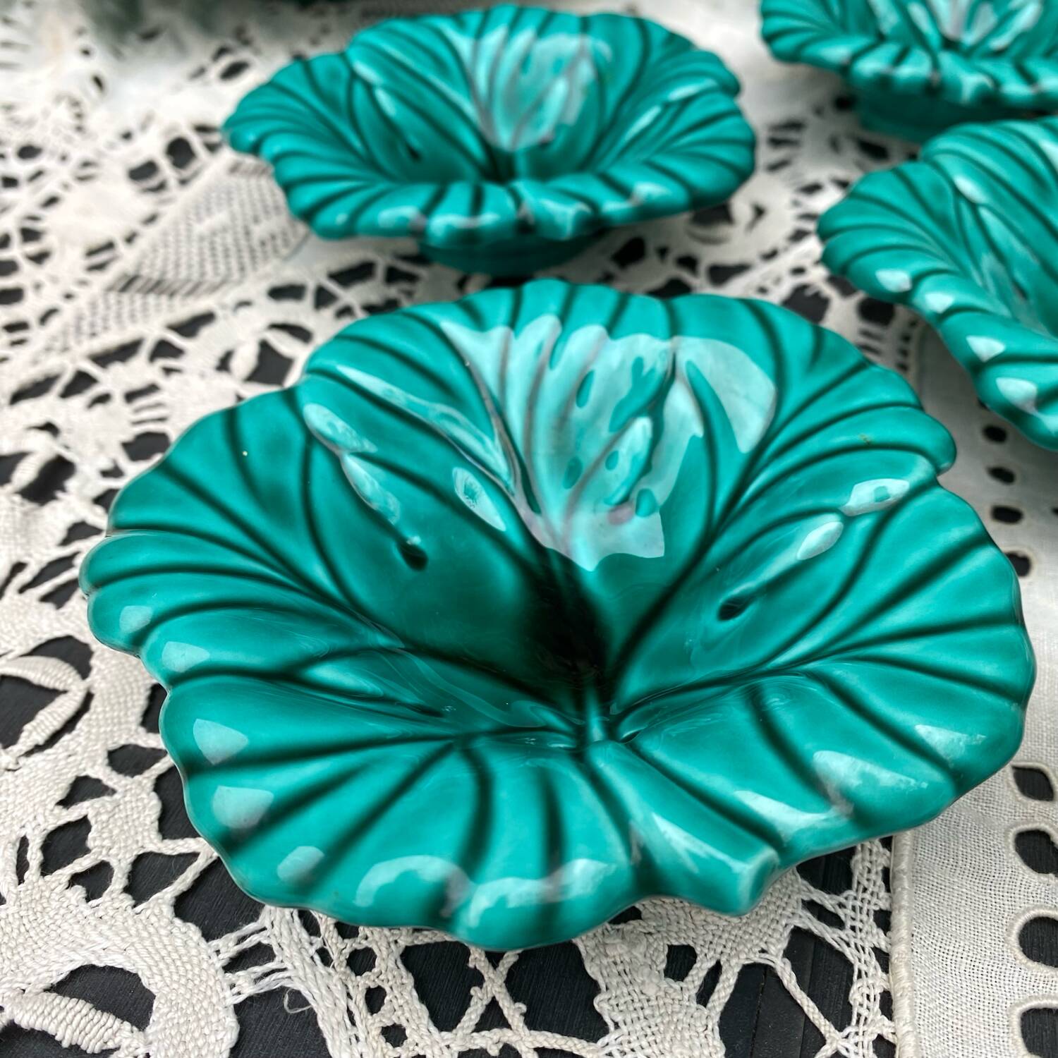 Salad bowl and small bowls in leaf-shaped slipware
