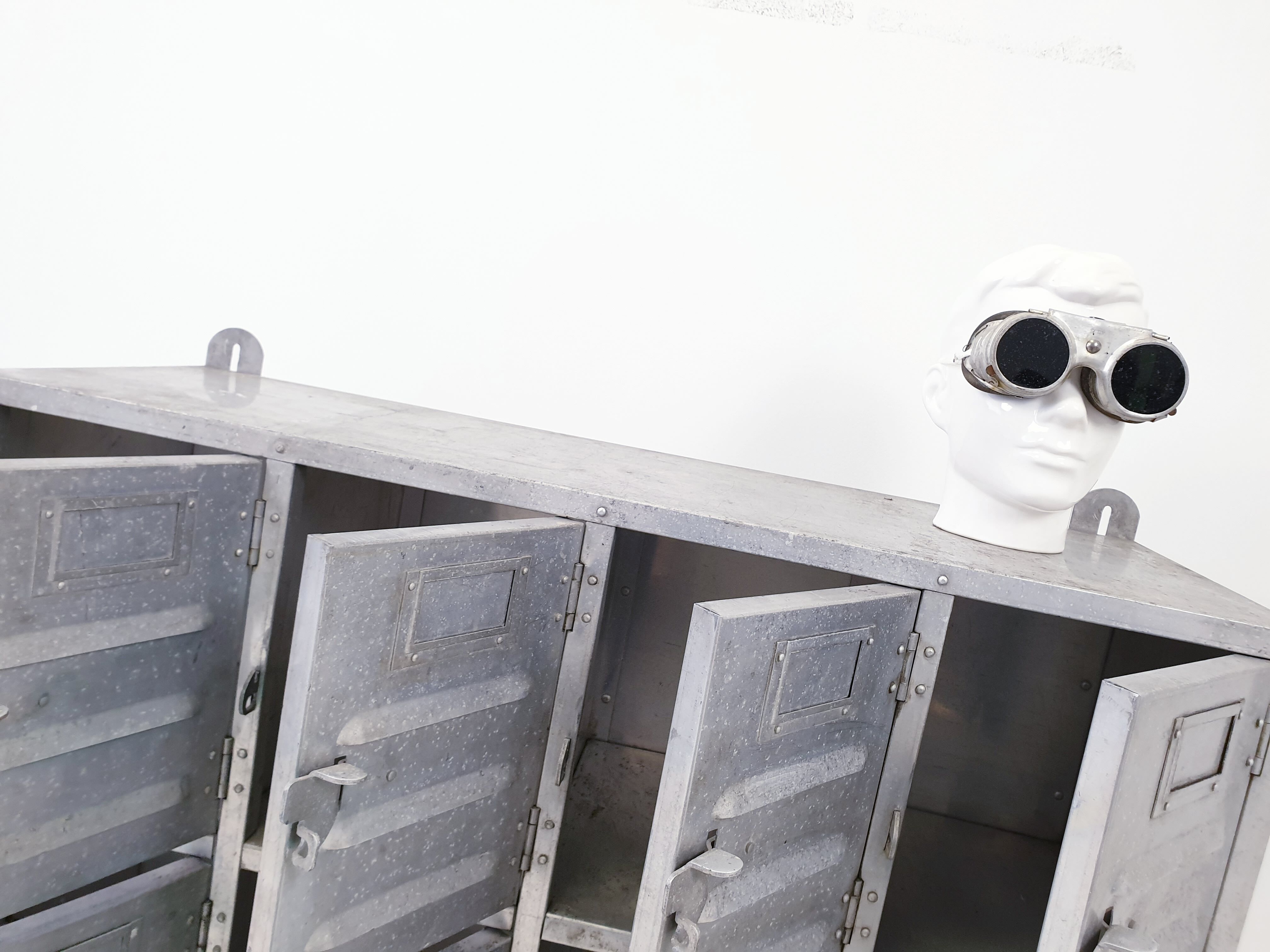 Industrial furnishings in riveted aluminium