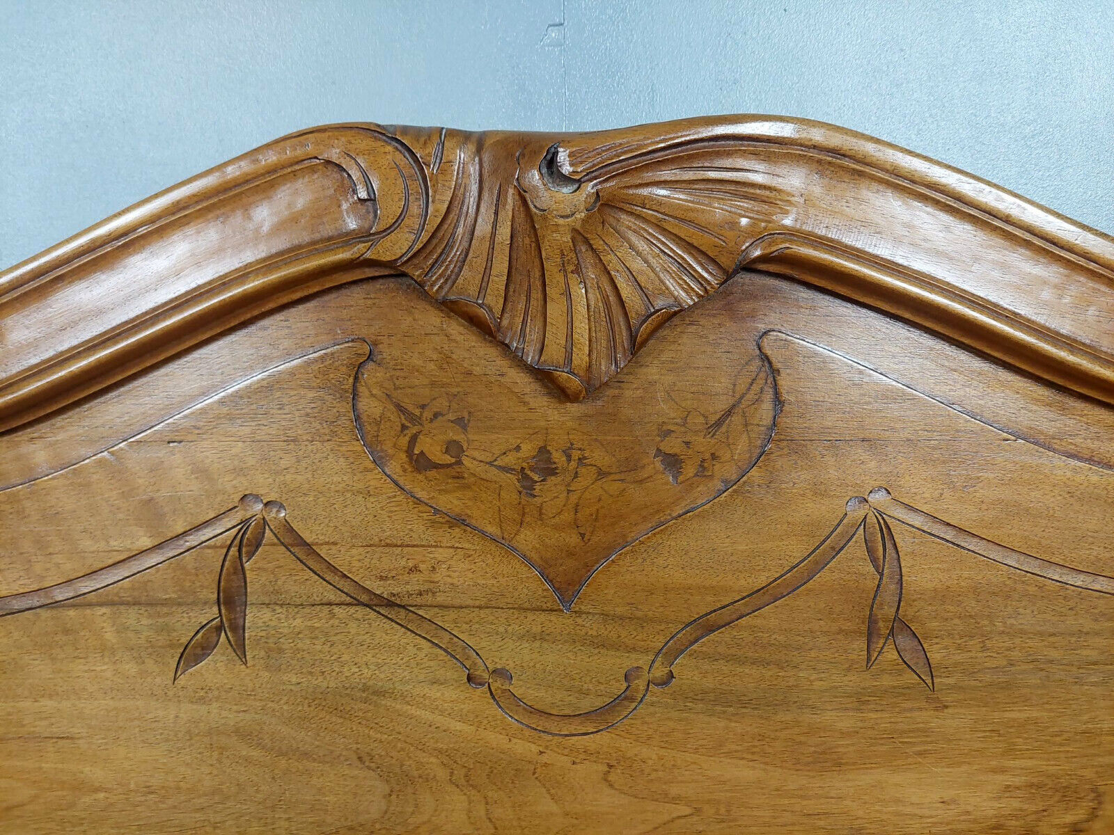 Louis XV bed in blond walnut around 1880-1900