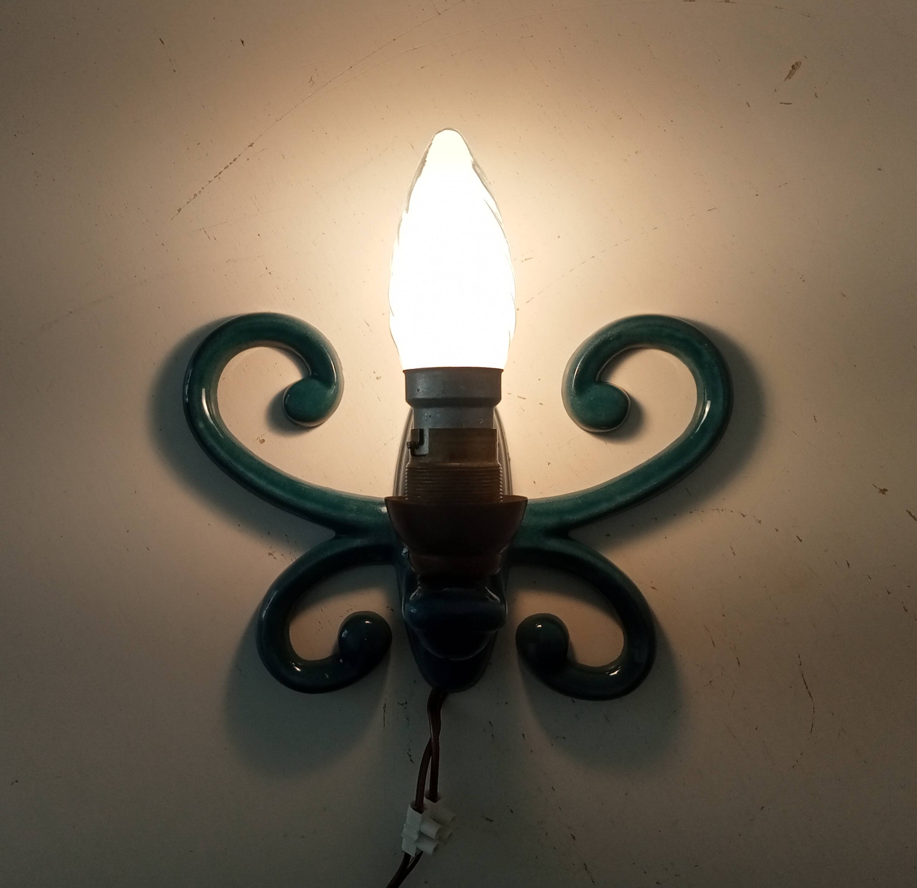 Antique wall light in enamelled cast iron.