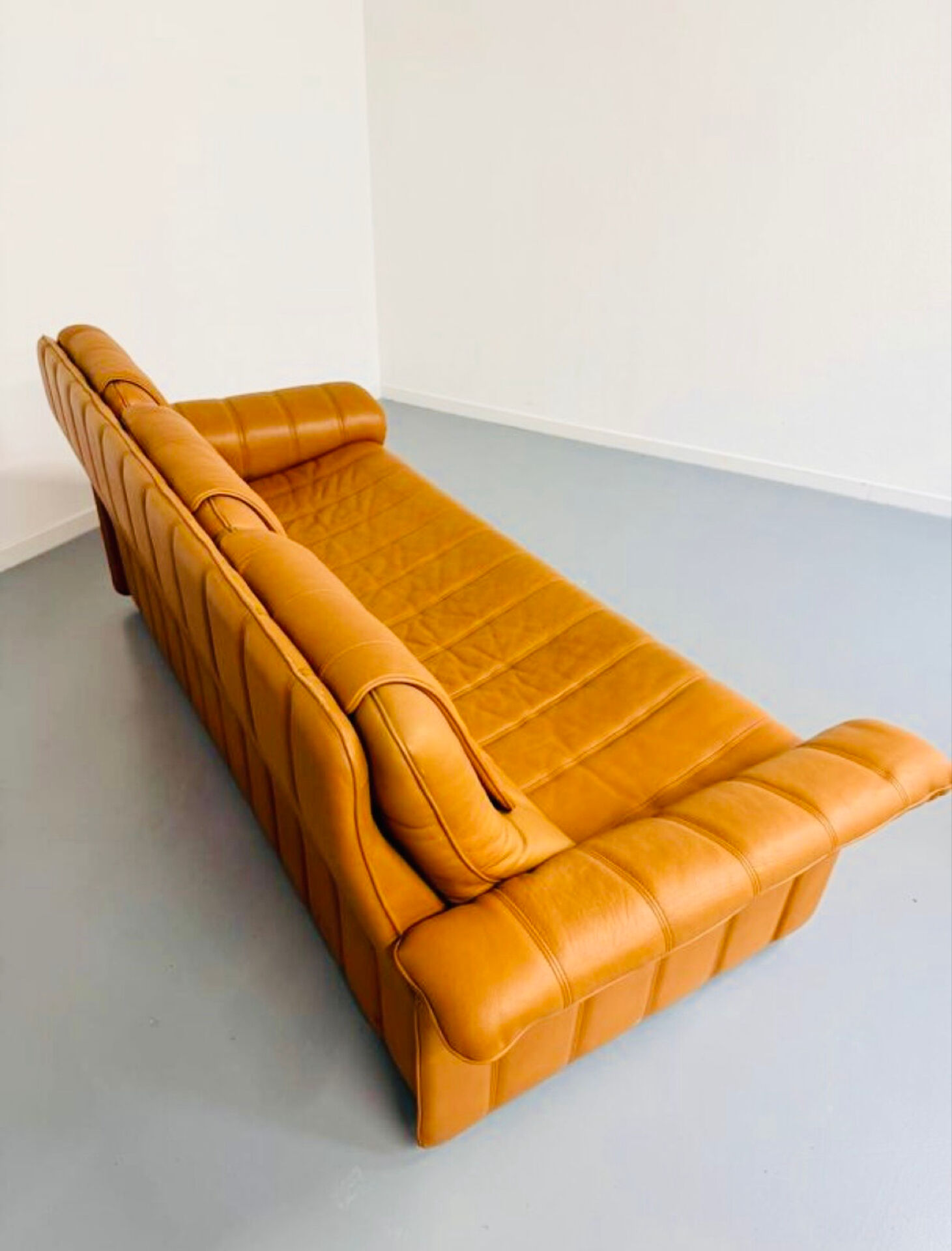 Ancien Canapé 3 places De Sede en cuir épais cognac design années 70