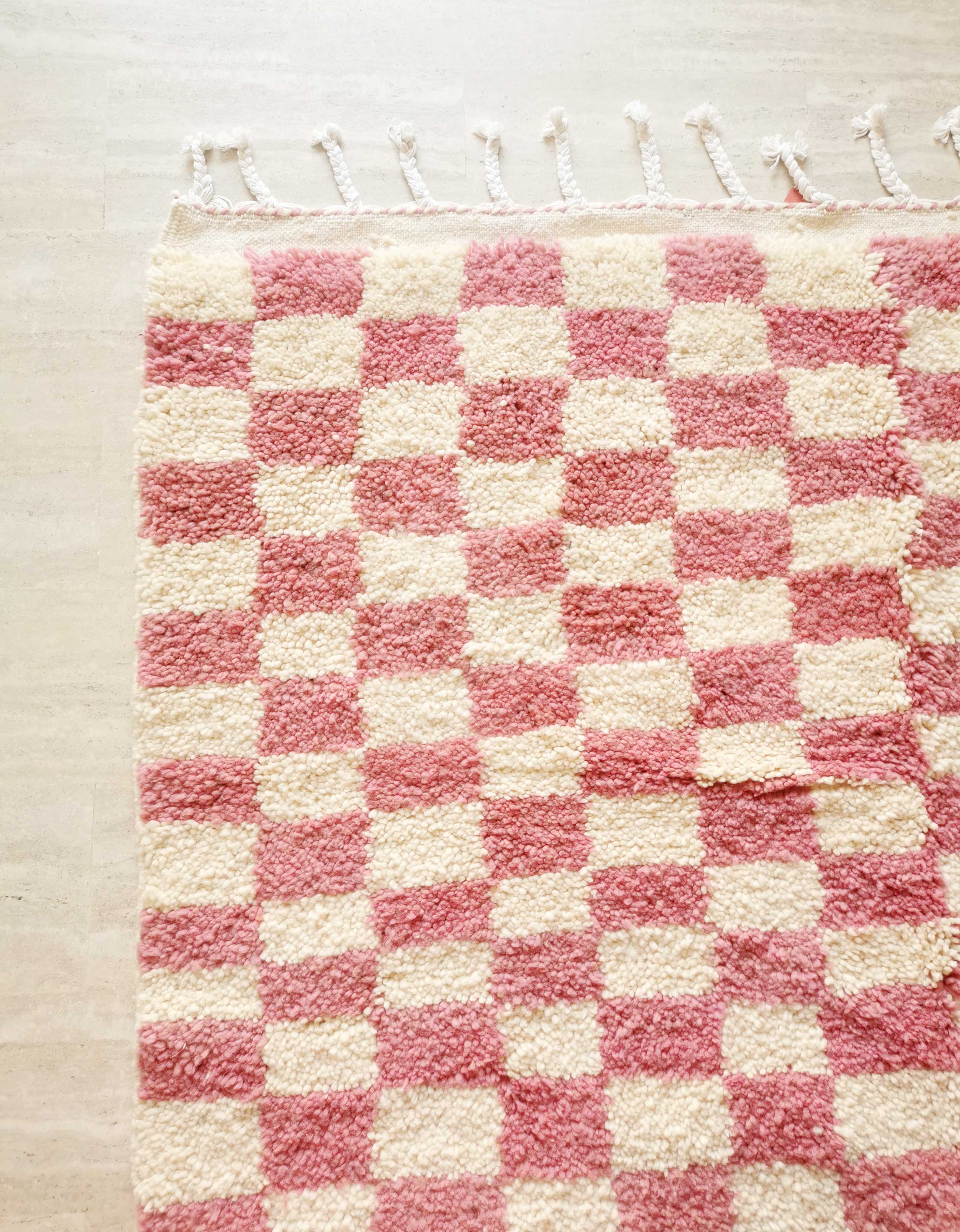 Pink and white Beni Ouarain checkered Berber rug in wool