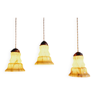 Lot de 3 suspensions Art Déco en opaline marbrée, années 1920-30