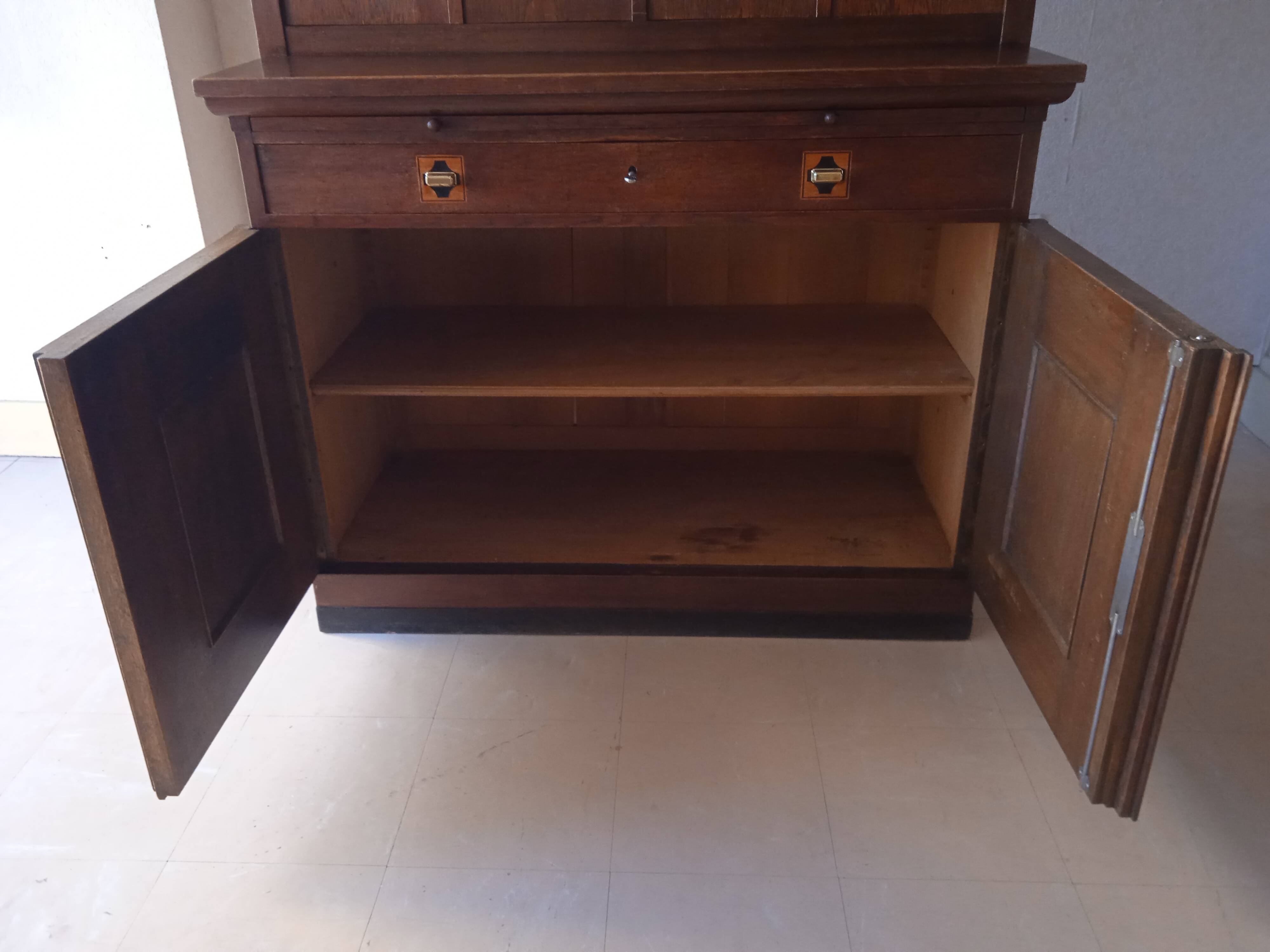 Buffet with a withdrawal system