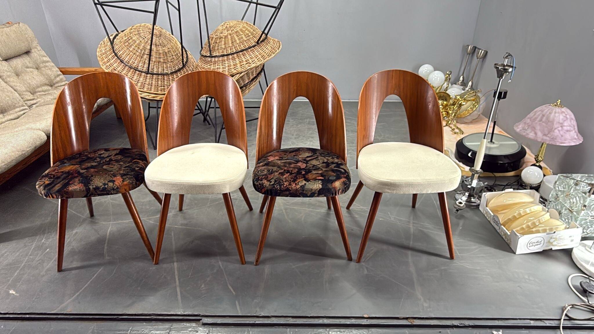 Chaises restaurées en noyer des années 1960 par Antonin Suman