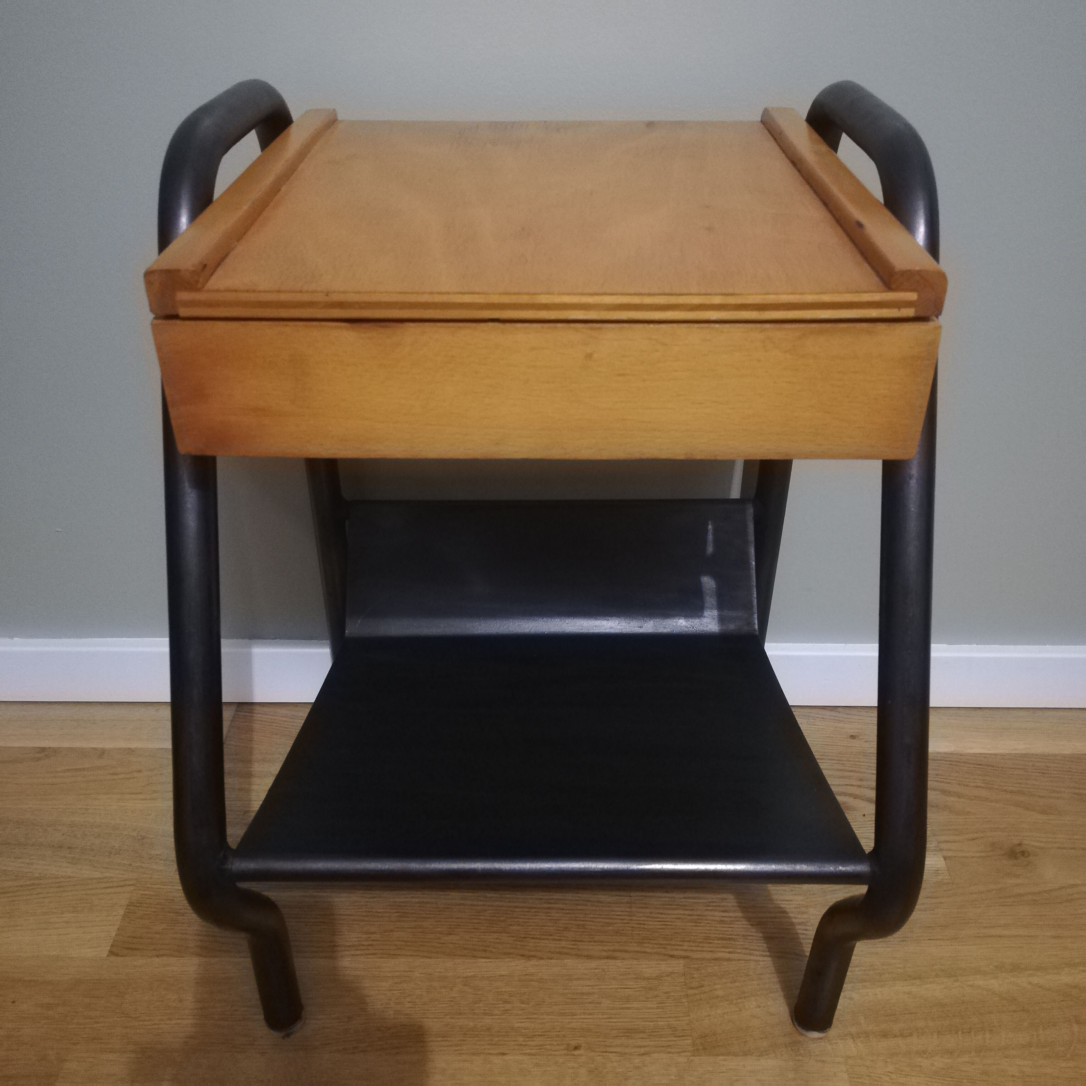 Boarding bedside table