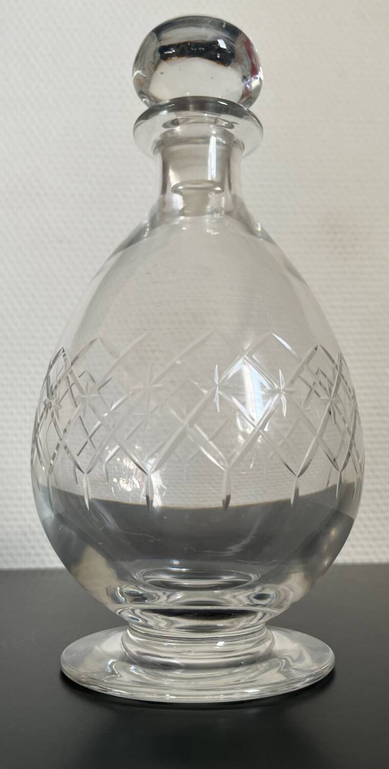 Carafe en verre ciselé