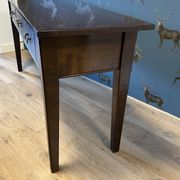 Table console en bois de cerisier avec 3 tiroirs