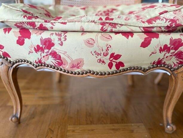 Paire de fauteuils cannés style Louis XV en bois sculpté