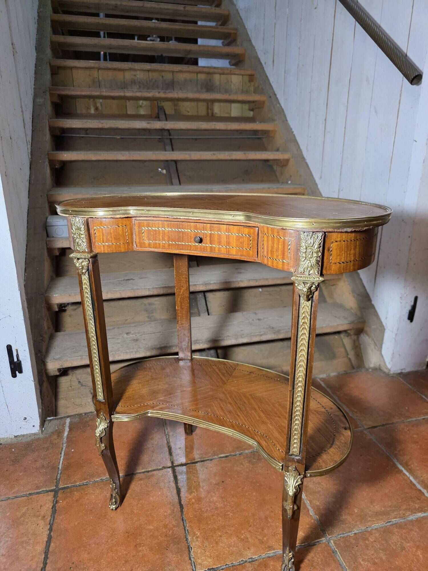 Kidney-shaped bedside table in Louis XV style with marquetry.