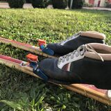 Vintage Esko Järvinen skis with his shoes