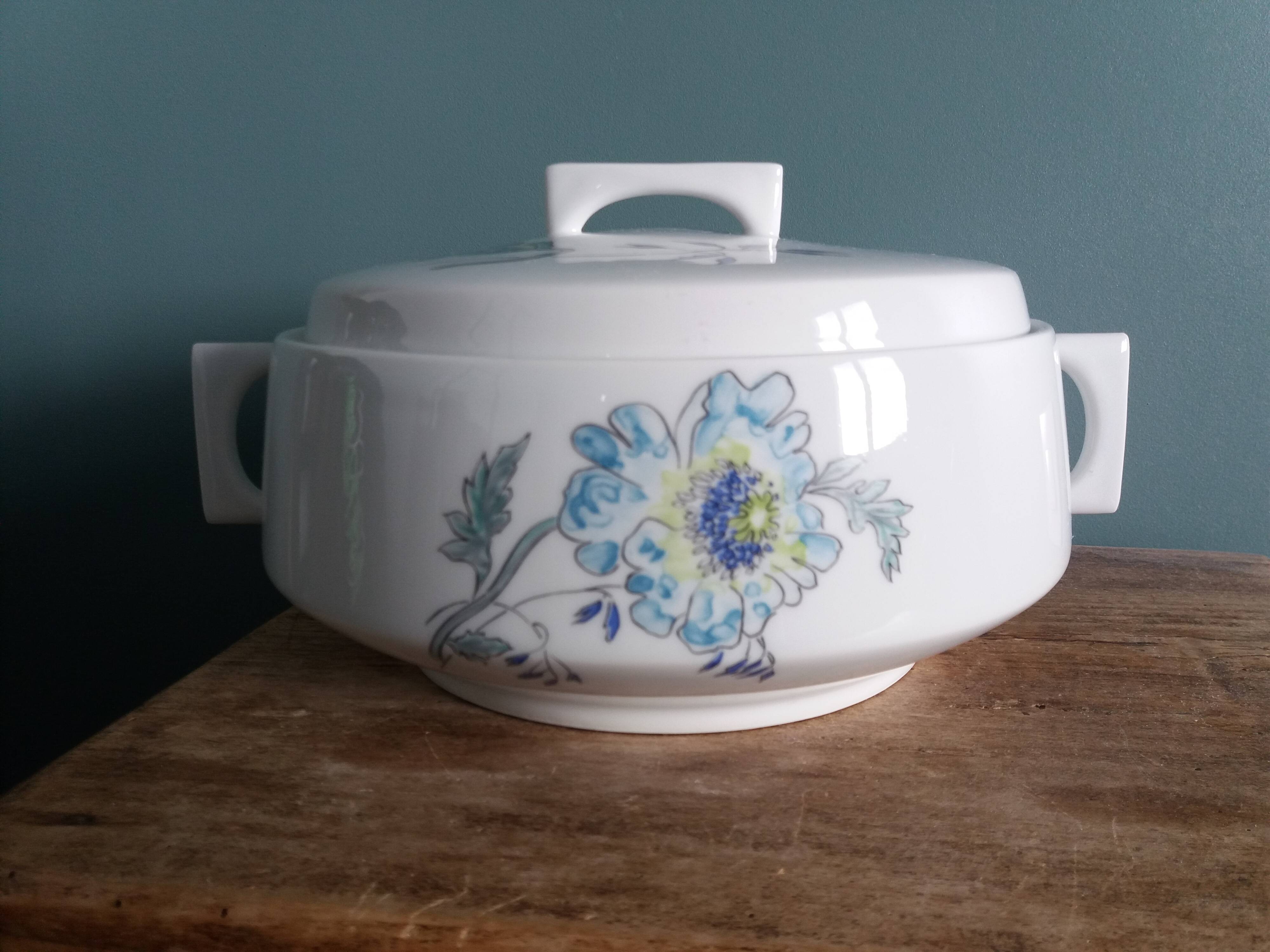 Ariès tureen by Raymond Loewy, Limoges Bernardaud porcelain, Themis pattern