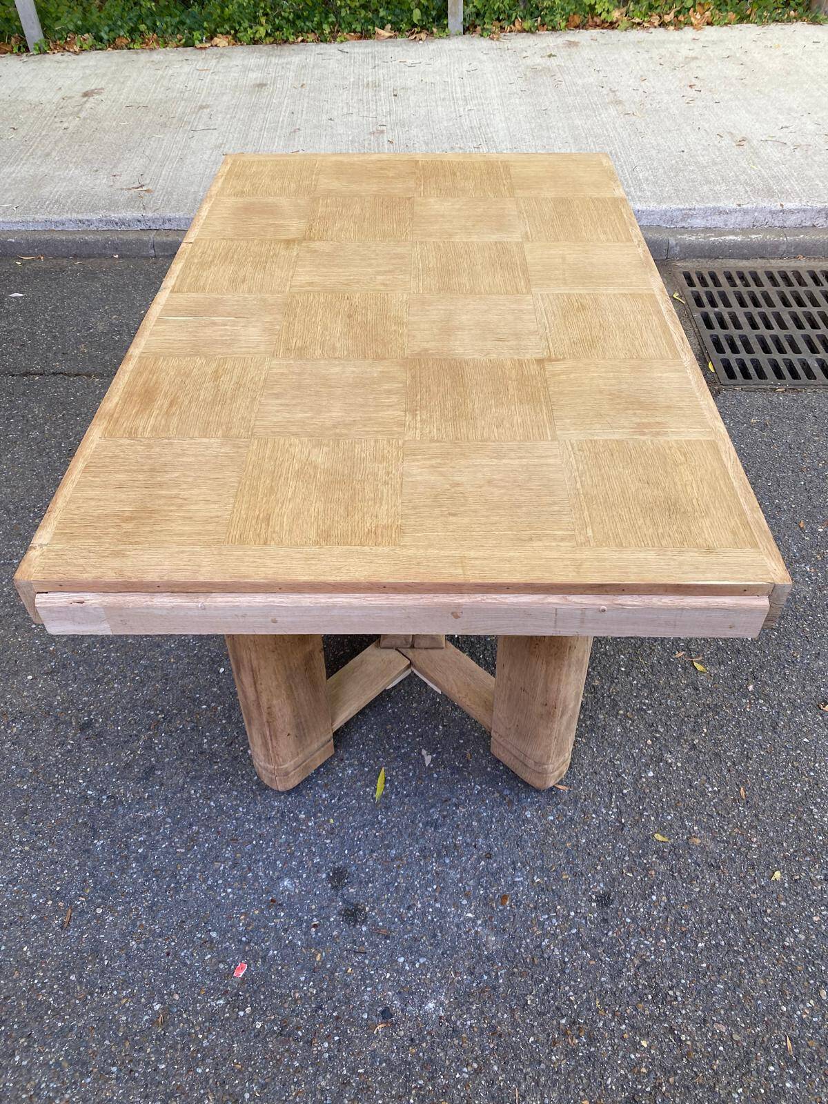 Table à manger brutaliste extensible décapée en chêne campagne chic 1950