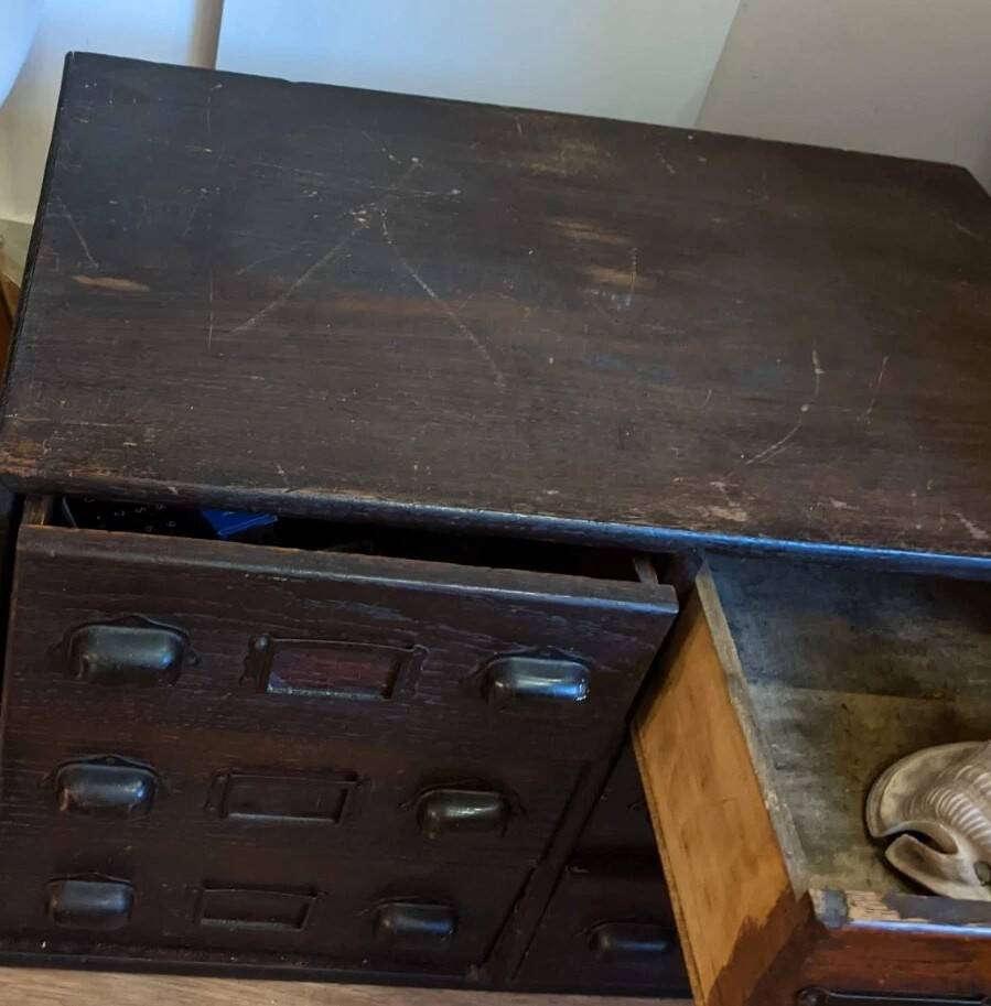 Meuble apothicaire vintage – Petit meuble à tiroirs en bois – Style in