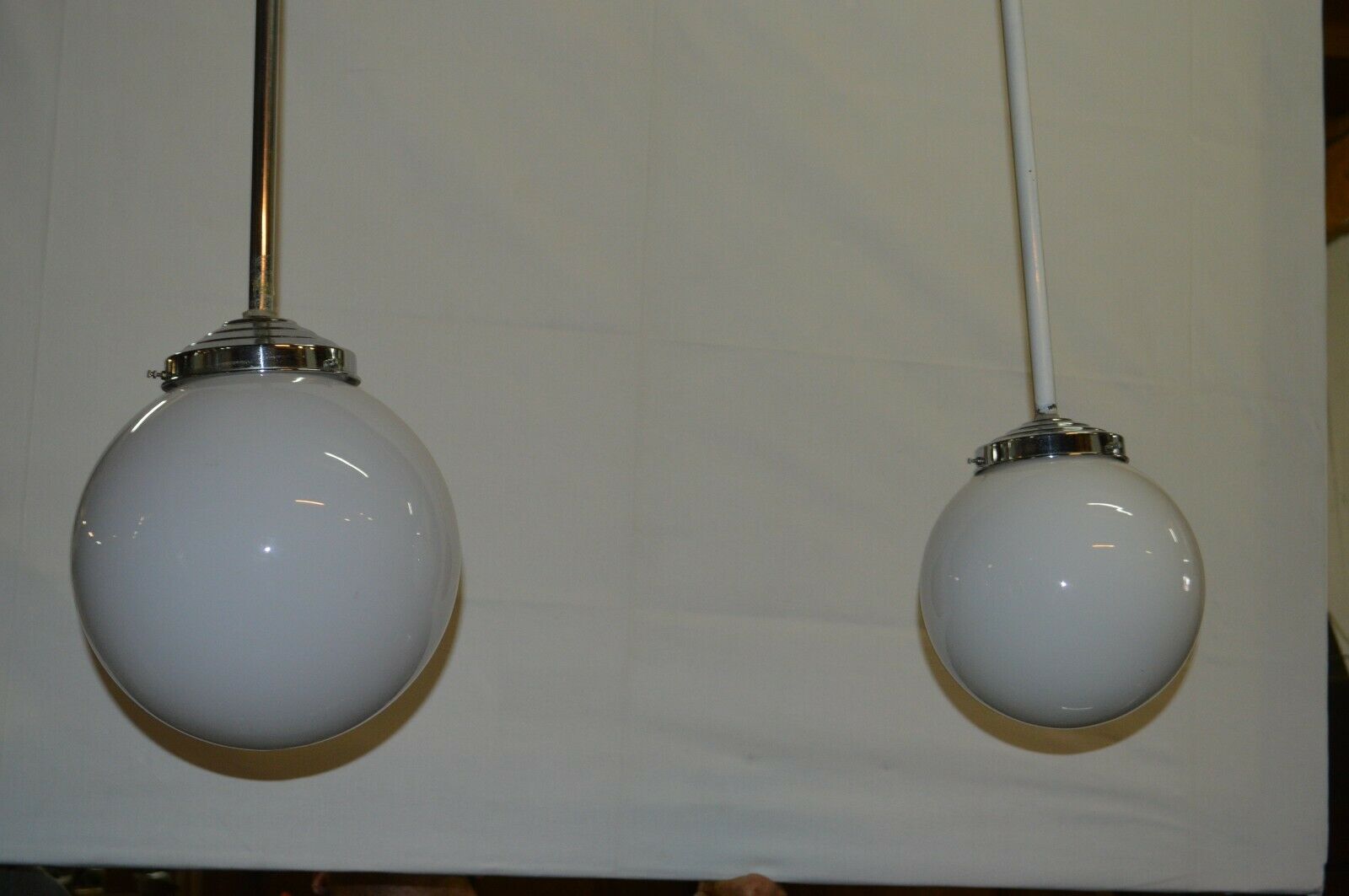 Suspension vintage avec une boule en opaline blanche