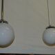 Suspension vintage avec une boule en opaline blanche