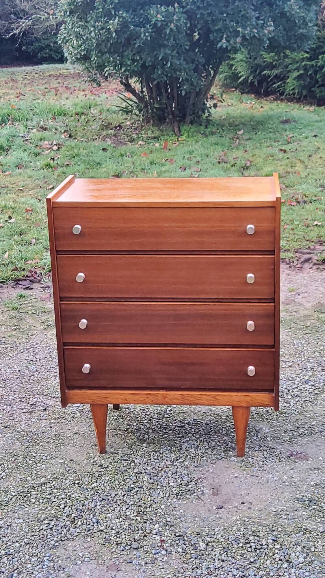 Vintage golden oak chest of drawers with 4 spindle feet from the 1950s