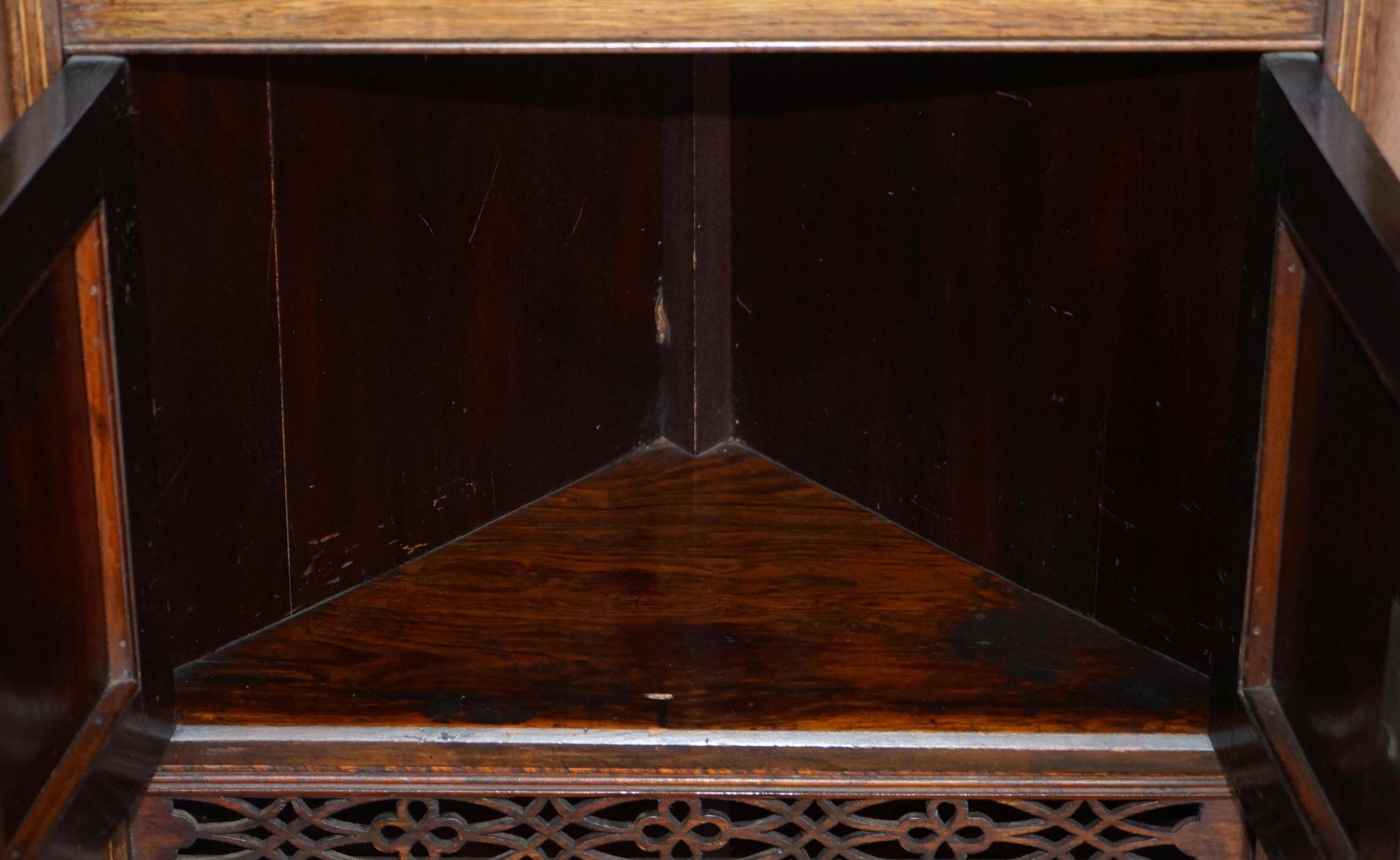 Buffet d'angle italien antique vers 1880 en bois dur avec incrustation de buis et miroir