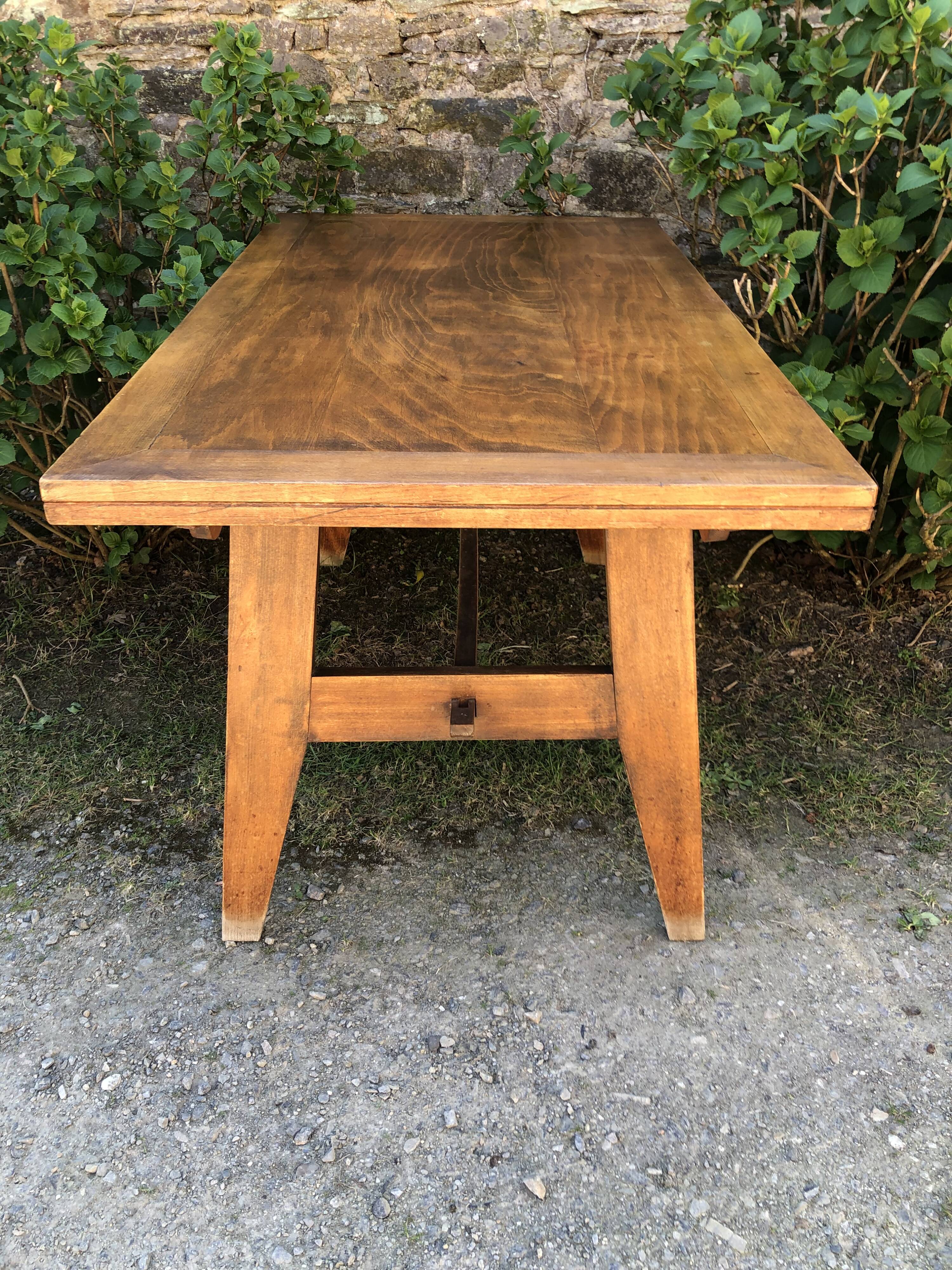 Table vintage d’époque reconstruction Rene Gabriel en hêtre.