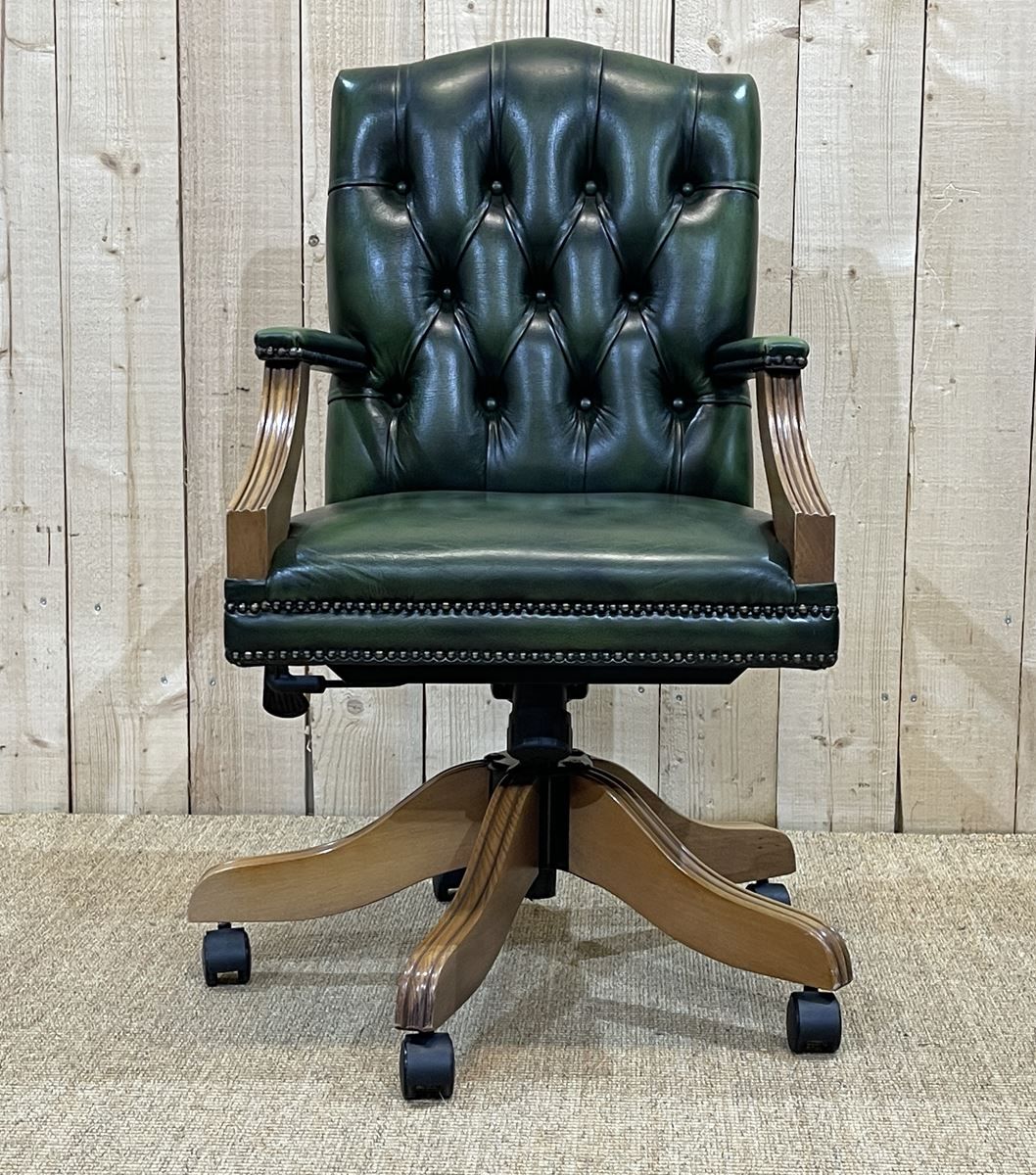 English chesterfield office armchair in green leather from the 1980s