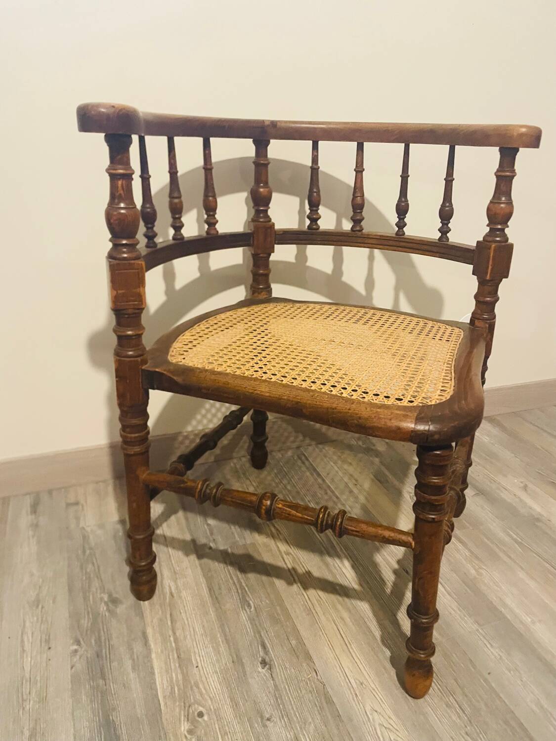 Chaise d’angle en bois et cannage