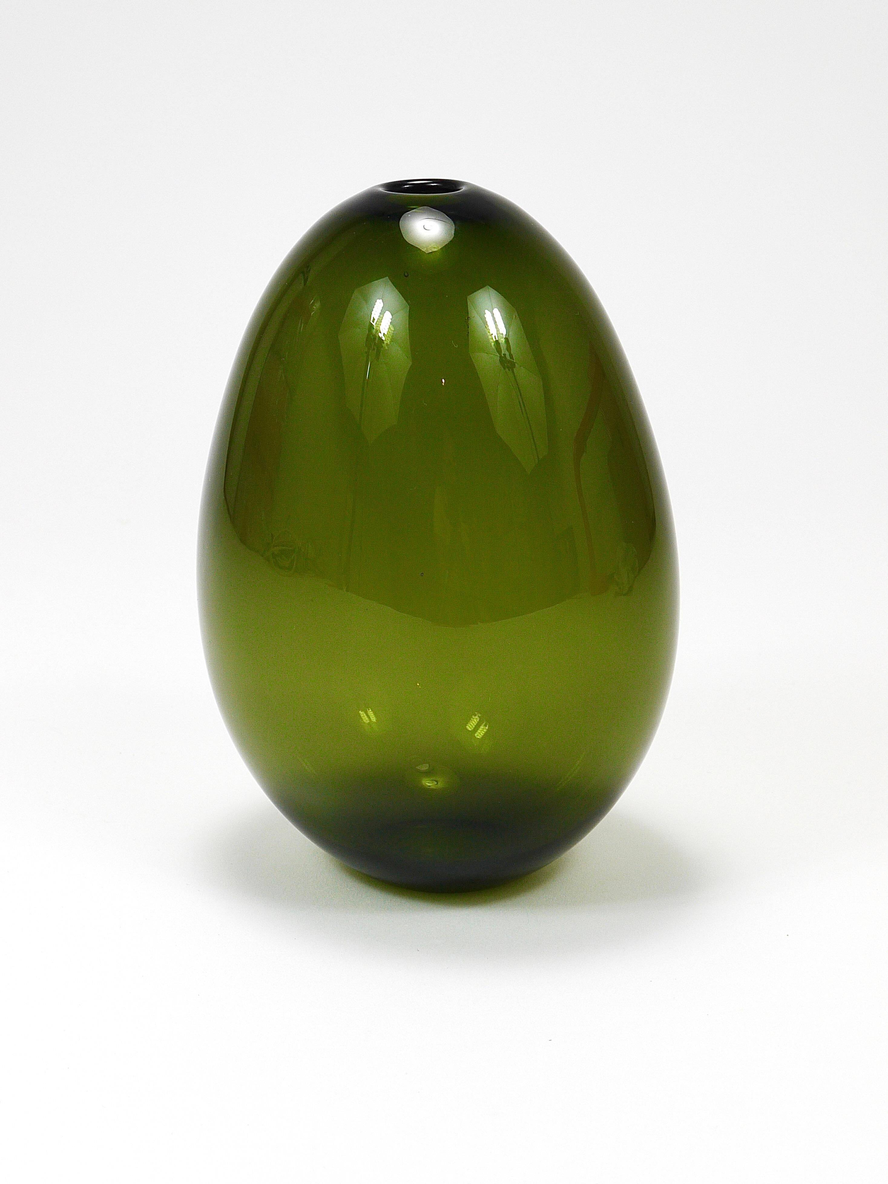 Art glass vase Saippuakupla green soap by Kaj Franck, Nuutajärvi Finland.