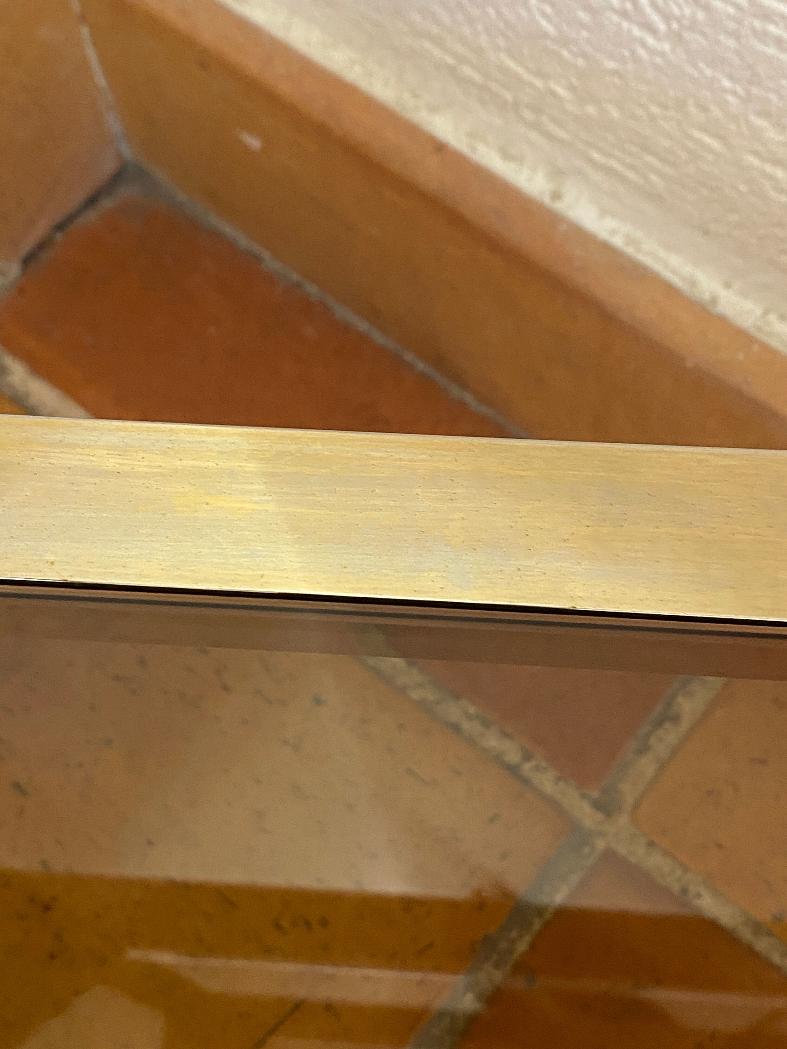 Console d’angle en laiton et verre fumés