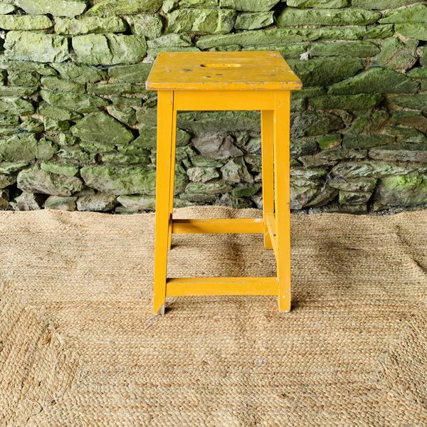 Tabouret haut jaune en bois