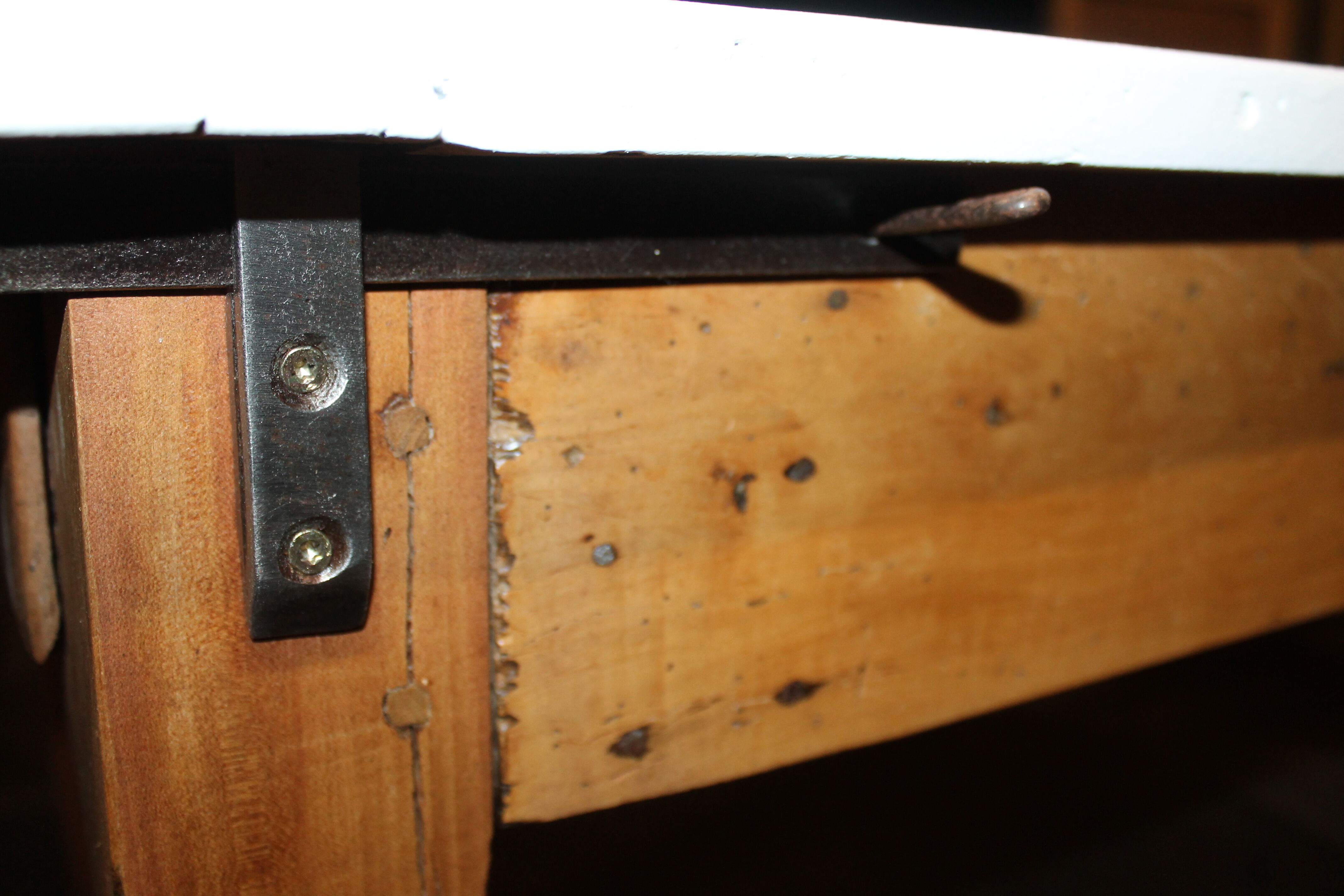 Extendable farm table