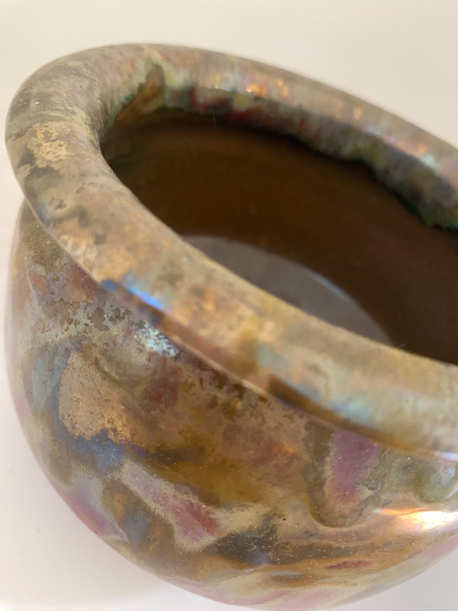 Iridescent ceramic pot