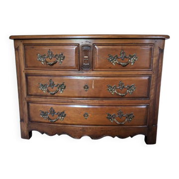 Classic chest of drawers
