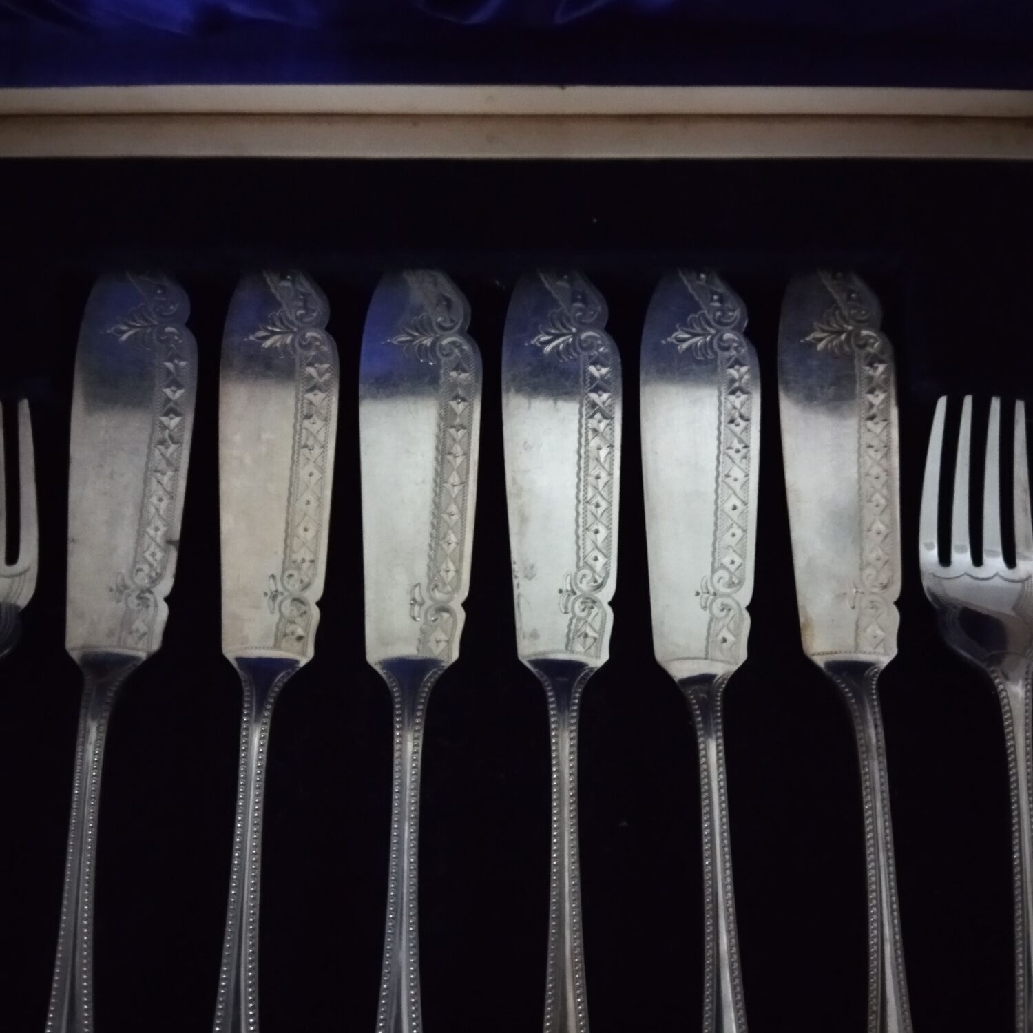Box 12 cutlery with silver metal fish