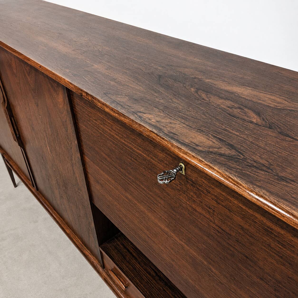 Buffet haut danois en palissandre de Rio avec espace bar