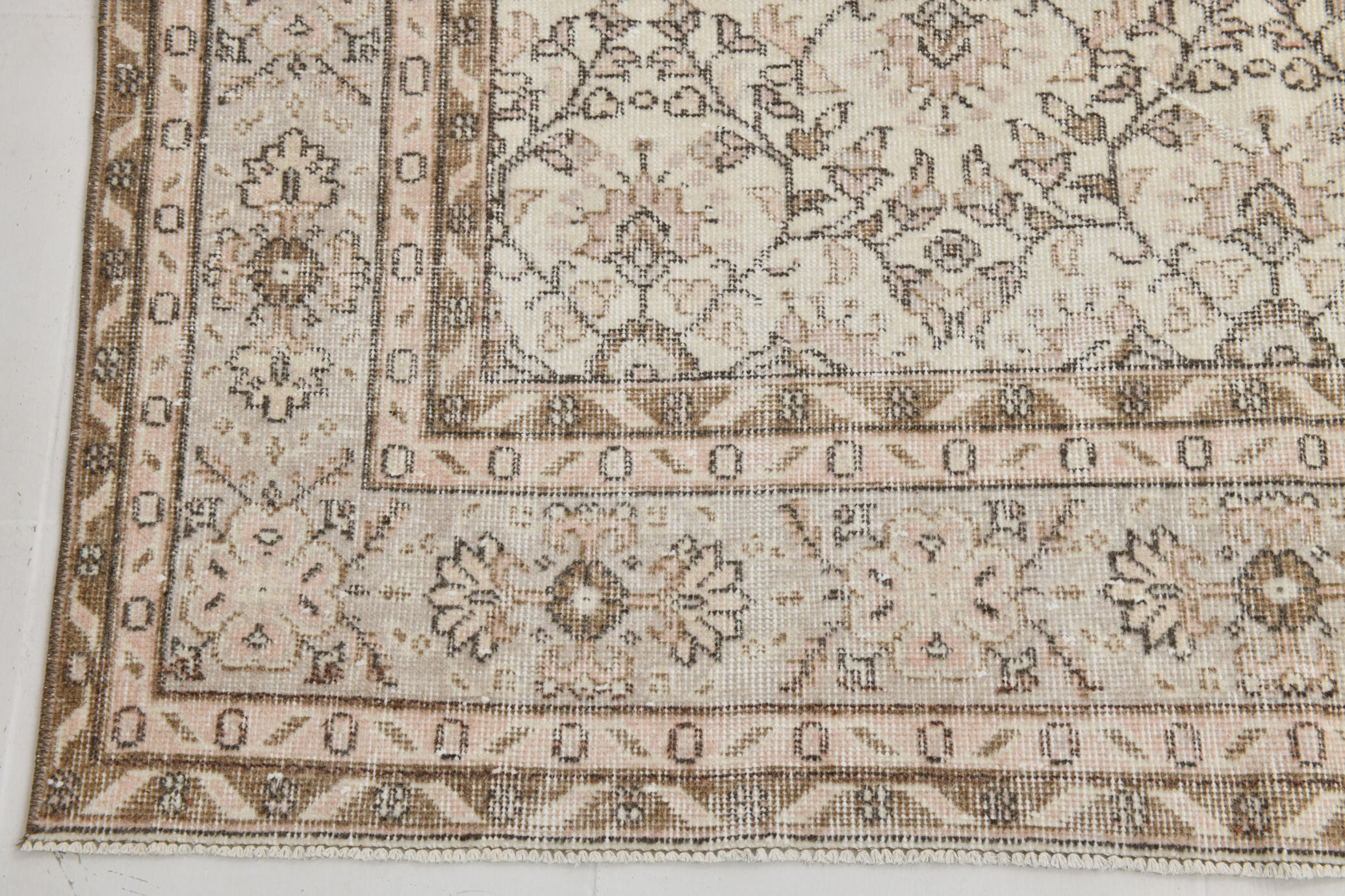 Bordered vintage rug, 218x326cm