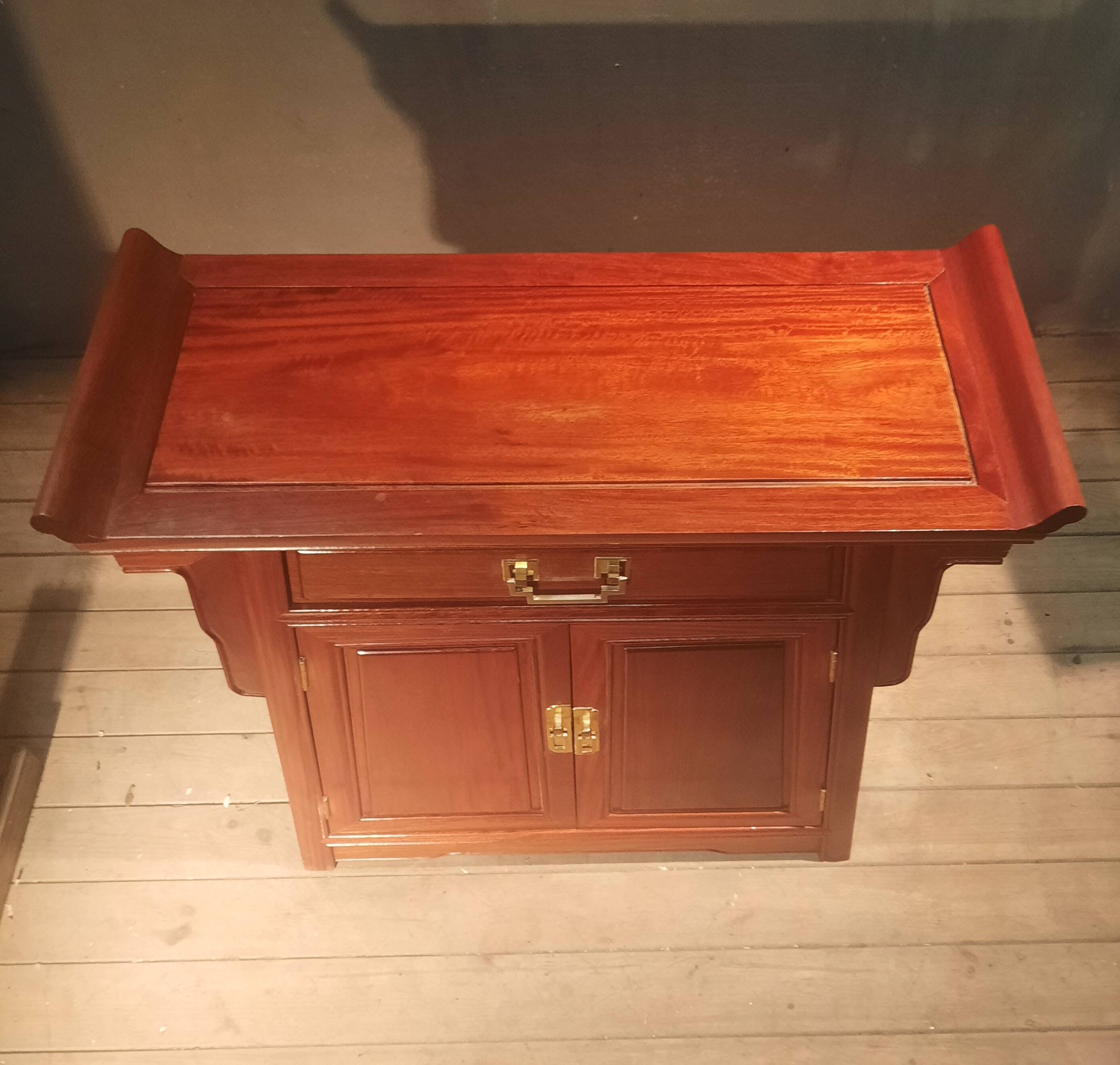 Far Eastern style sideboard with 2 doors