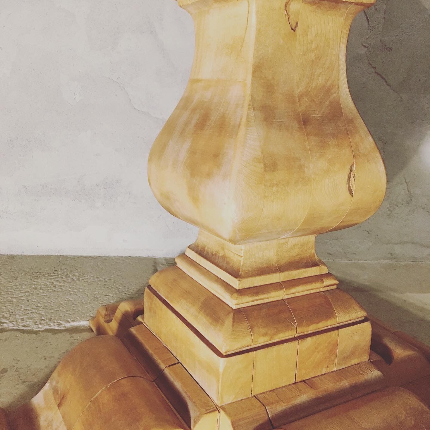 Round table with solid wood central leg entirely restored