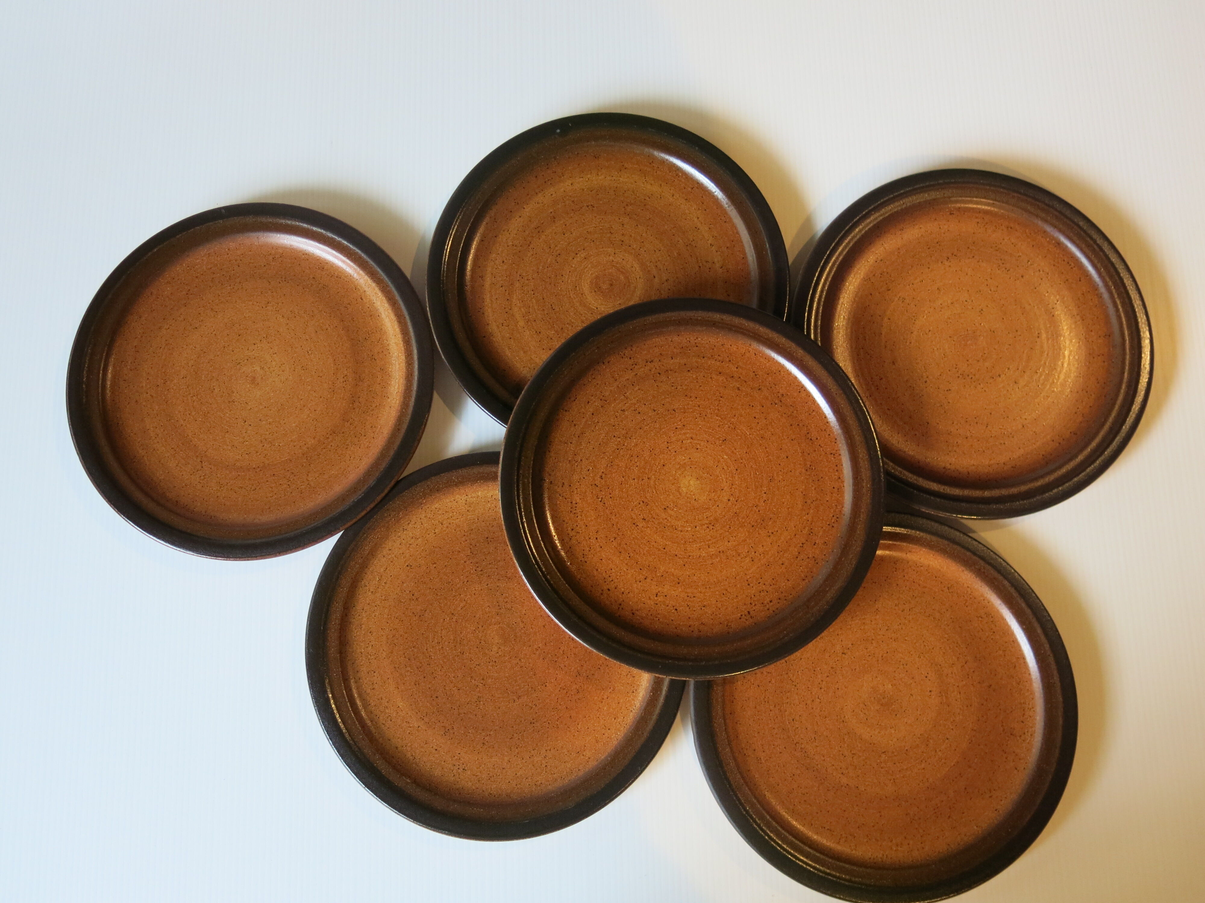 6 assiettes à dessert en grés marron de chez St Amand modèle "meylan"