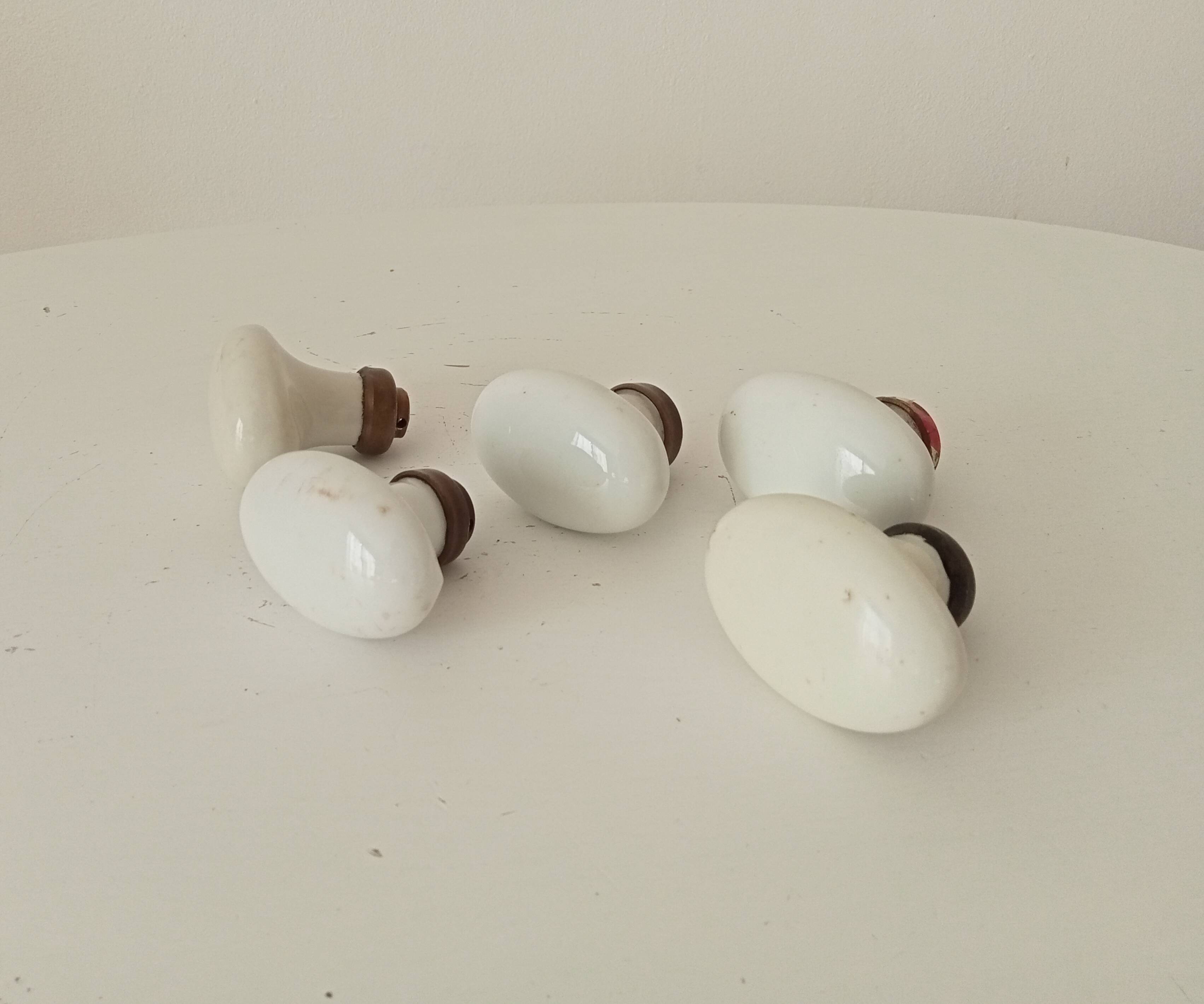 Set of 5 antique door handles in porcelain and brass.