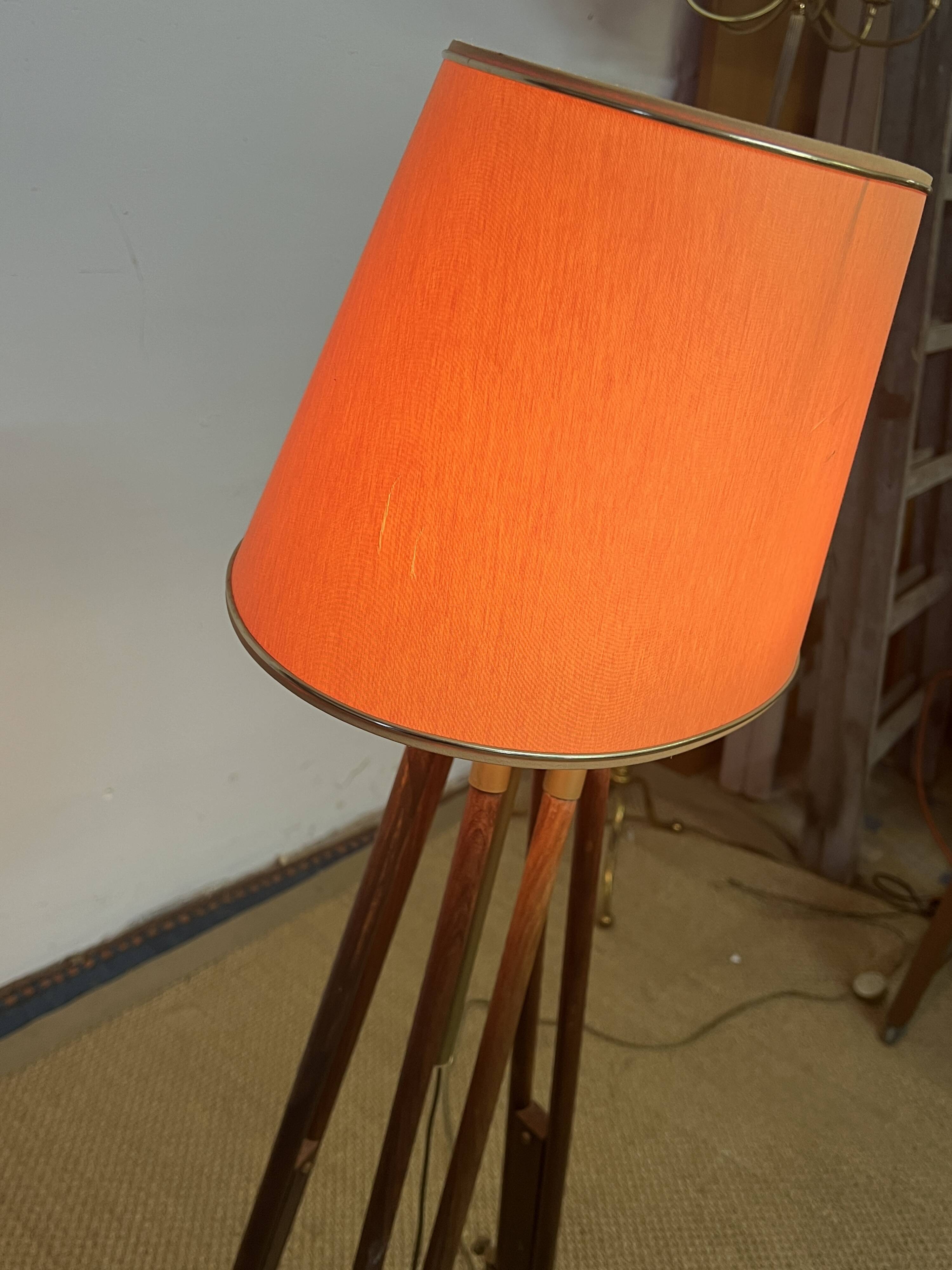 Tripod floor lamp in wood and adjustable brass