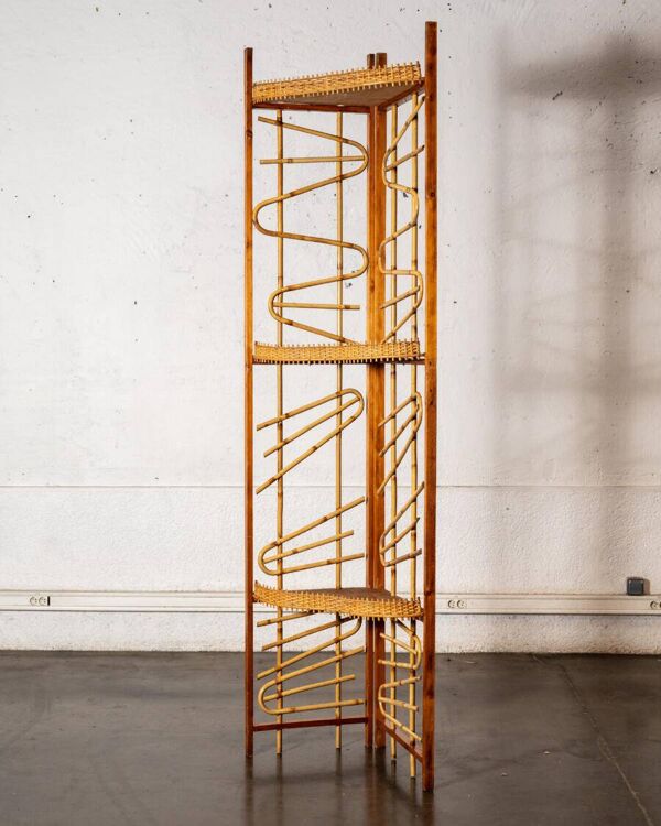 Grande étagère de coin en bois et bambou