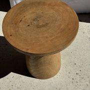 Table d'appoint en manguier massif naturel (monoxyle) piètement conique min